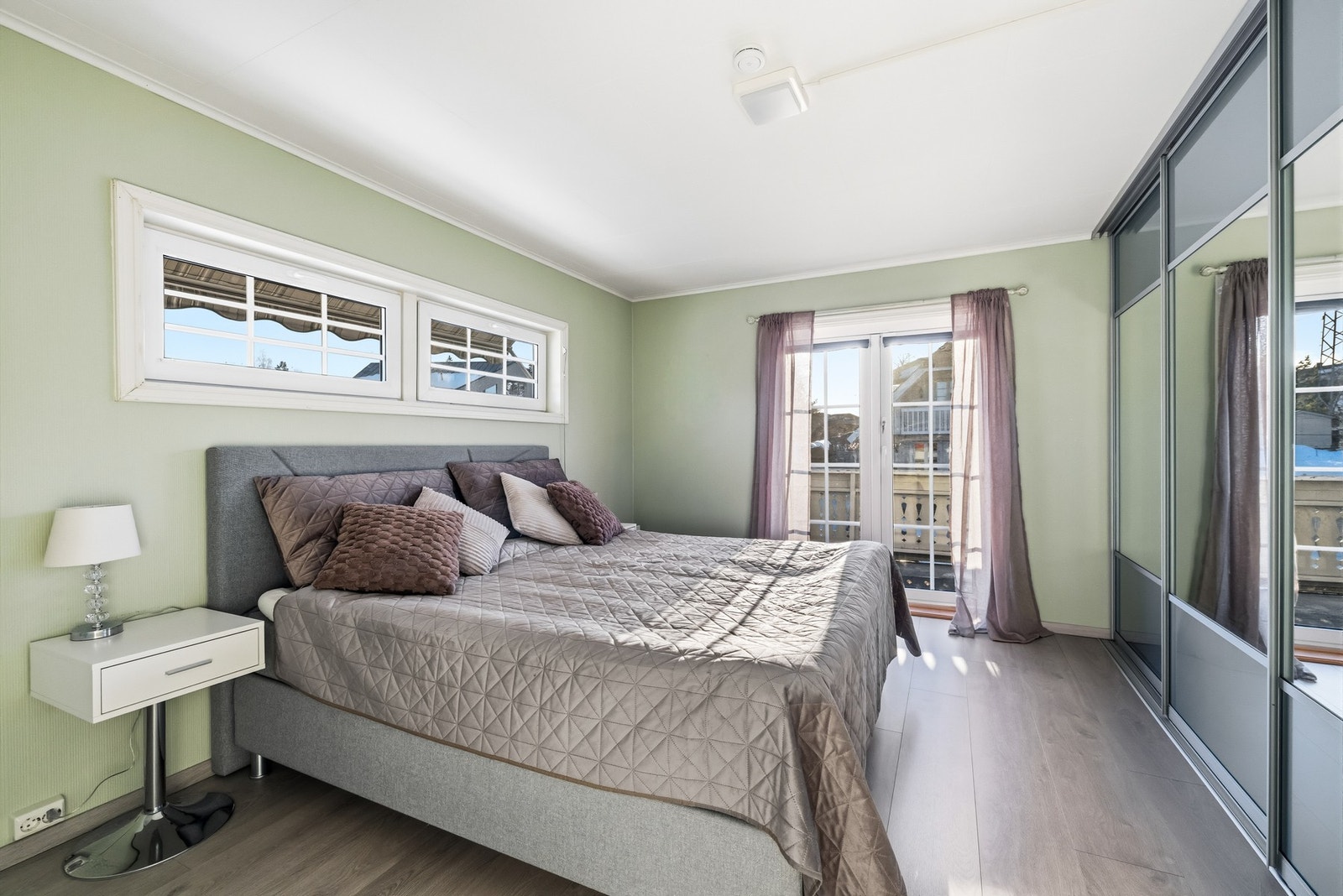 På hovedsoverommet er det god plass til seng med tilhørende møblement. Rommet har laminat på gulvet, lyse grønnmalte vegger samt hvitmalt himling. Galleribilde