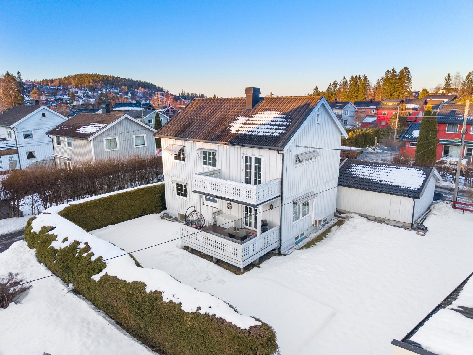 Boligen ligger i et attraktivt og familievennlig område på Fjellhamar i Lørenskog kommune, på grensen til Strømmen. Dette er et svært populært område å bosette seg i, uansett alder og livssituasjon. Galleribilde