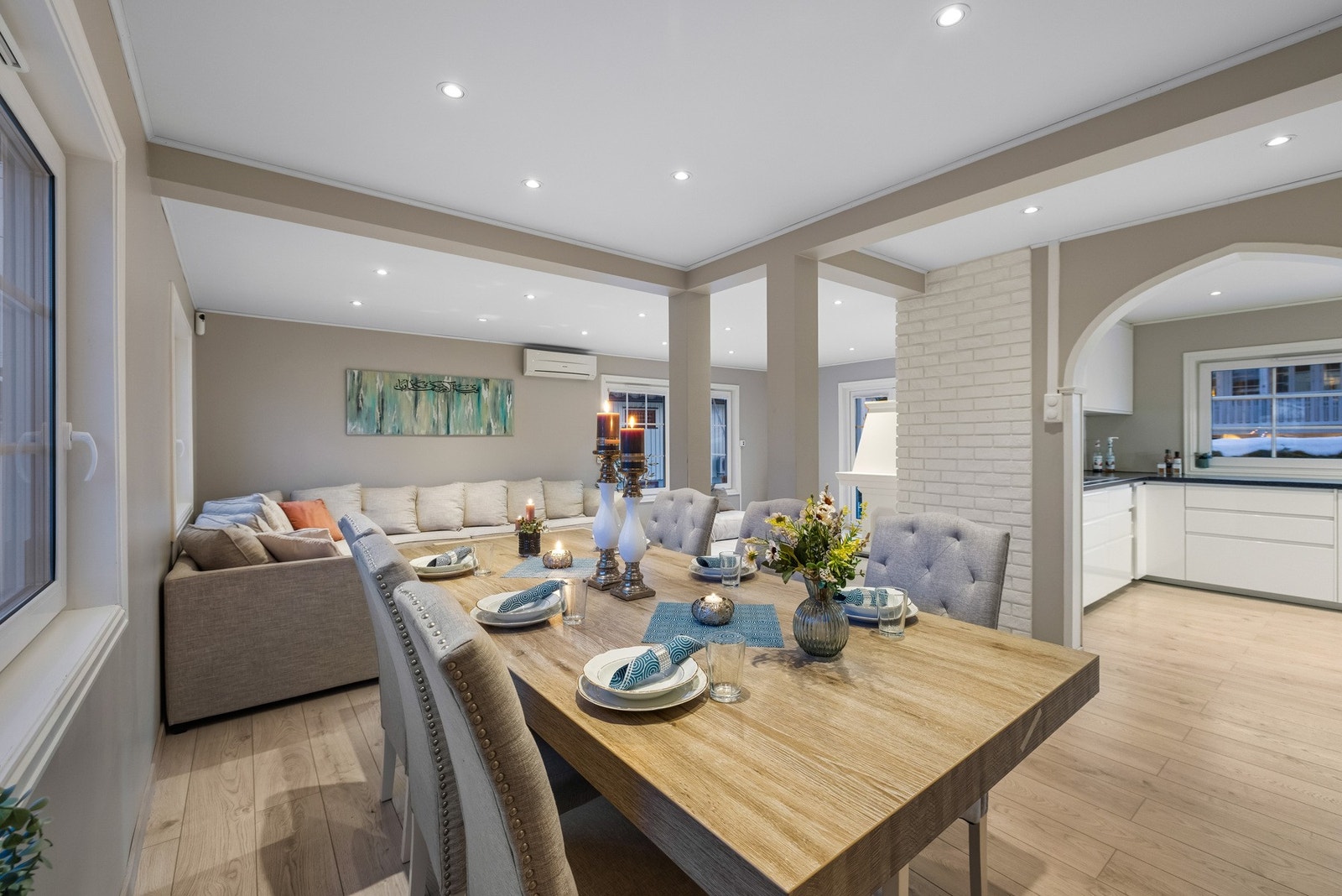 Her har du plass til både sofamøblement, multimedia og en koselig spisesone. Galleribilde