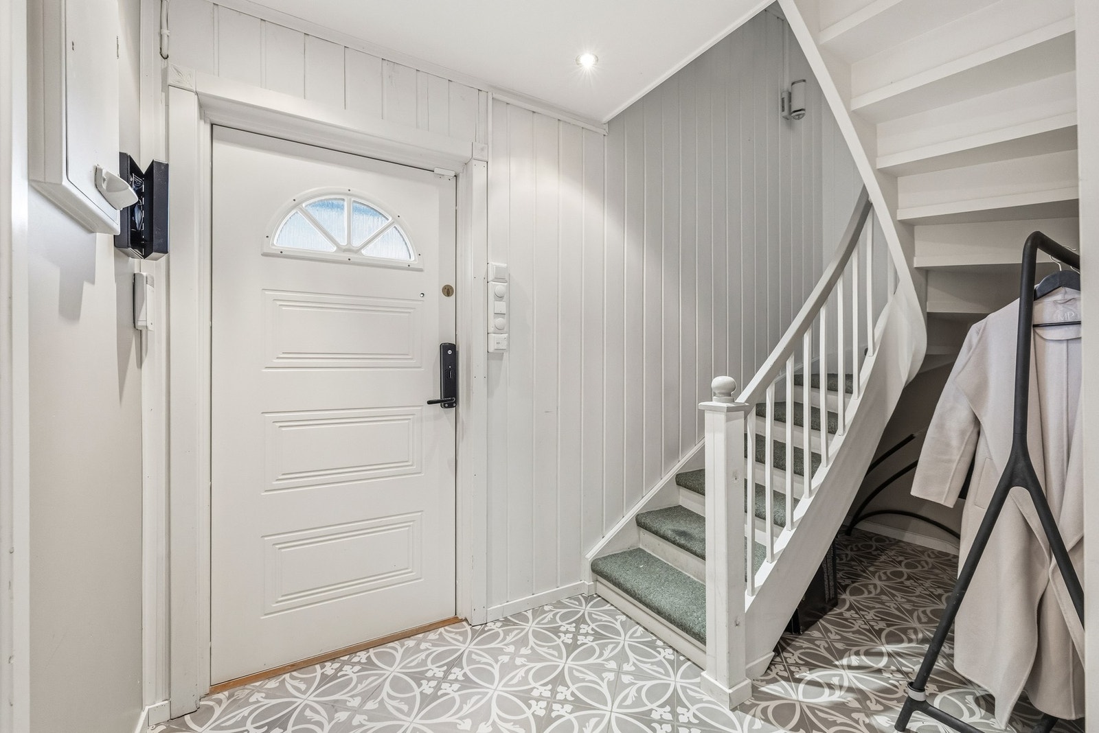 Velkommen inn i boligen gjennom en lys og hyggelig entré. Galleribilde