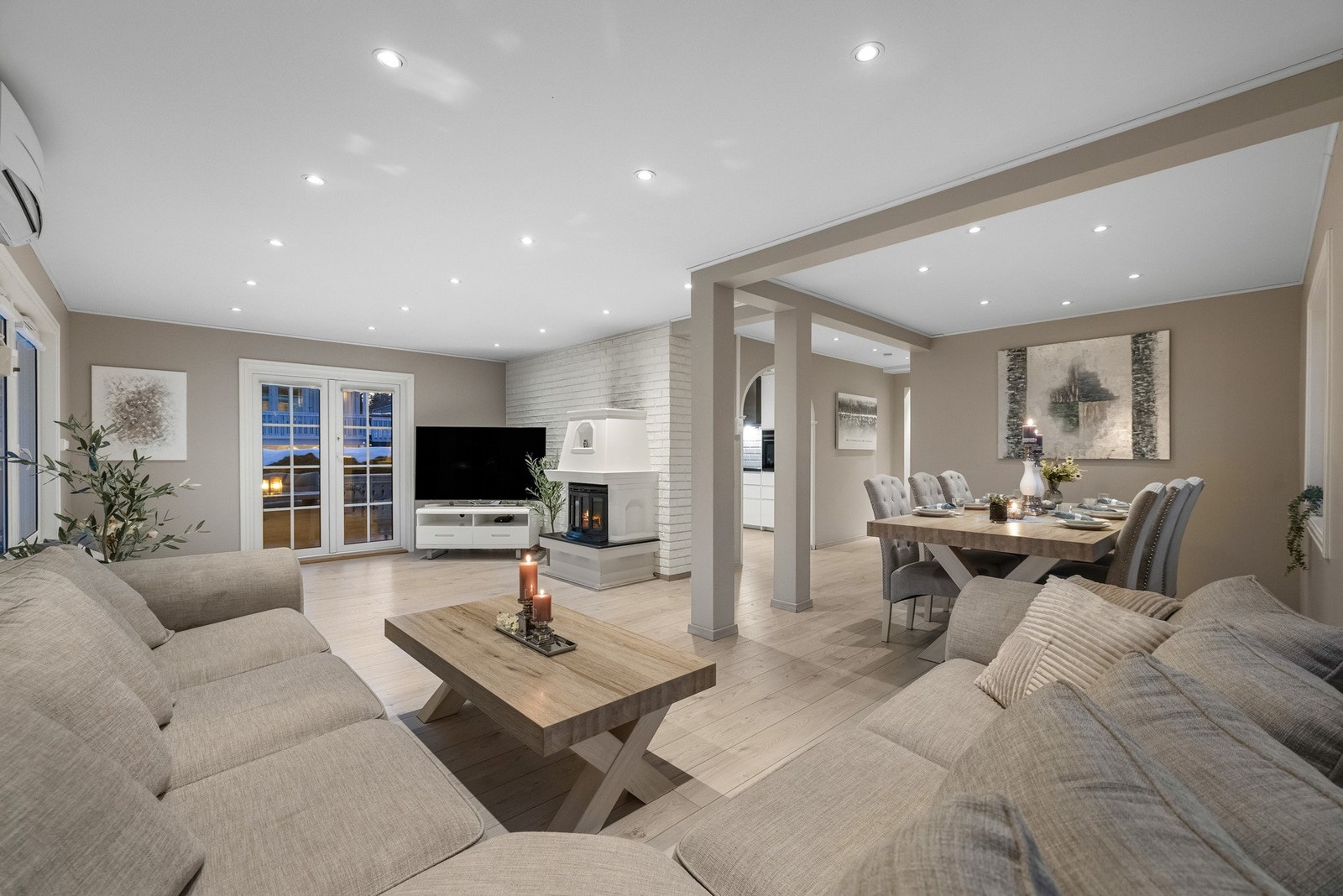 Videre er det montert en koselig peisovn som bidrar til varme og hygge på kjøligere vinterdager. Galleribilde