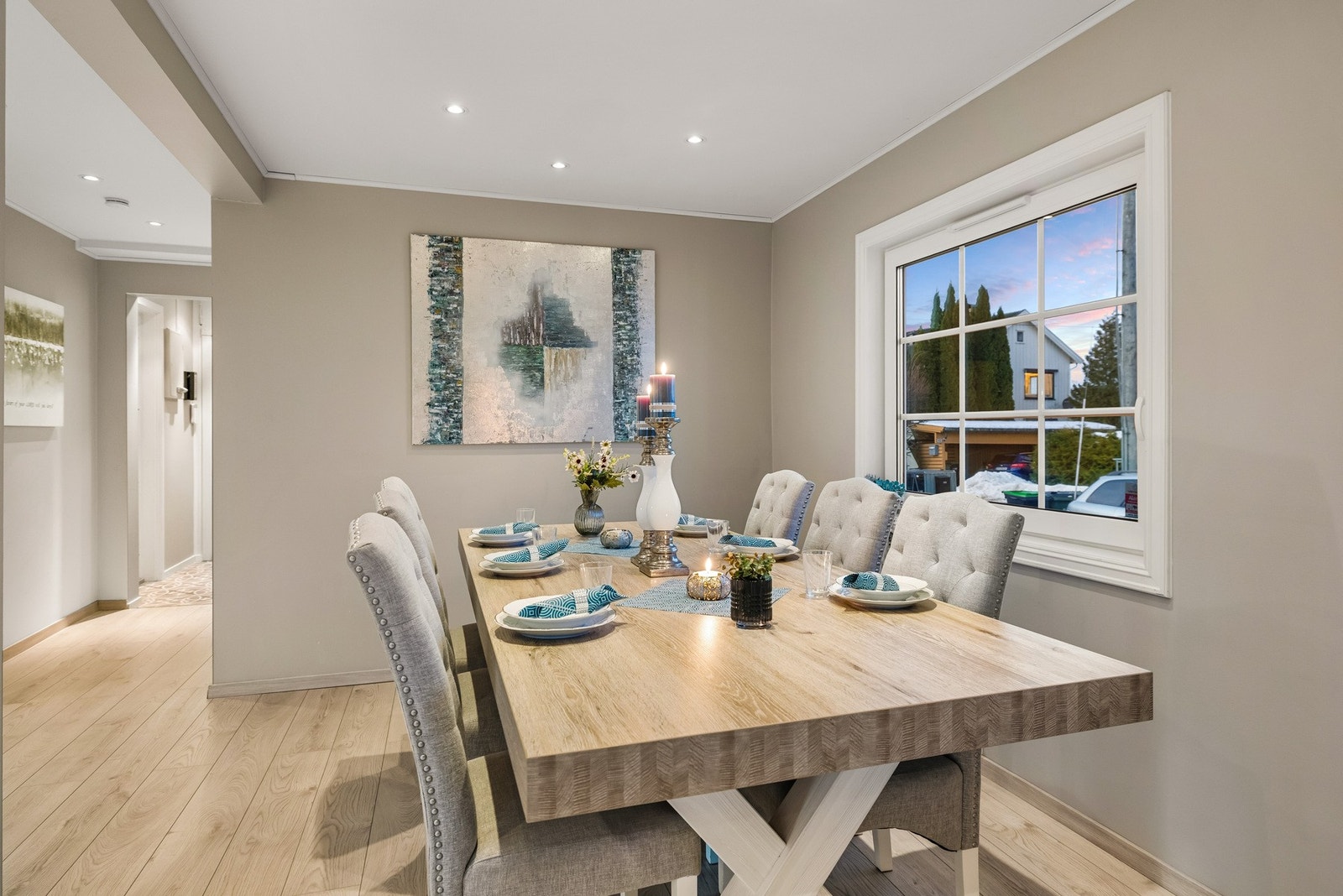 Den praktiske planløsningen gjør at stuen enkelt lar seg inndele i ulike sosiale soner, samtidig som rommet oppleves lyst og luftig. Galleribilde