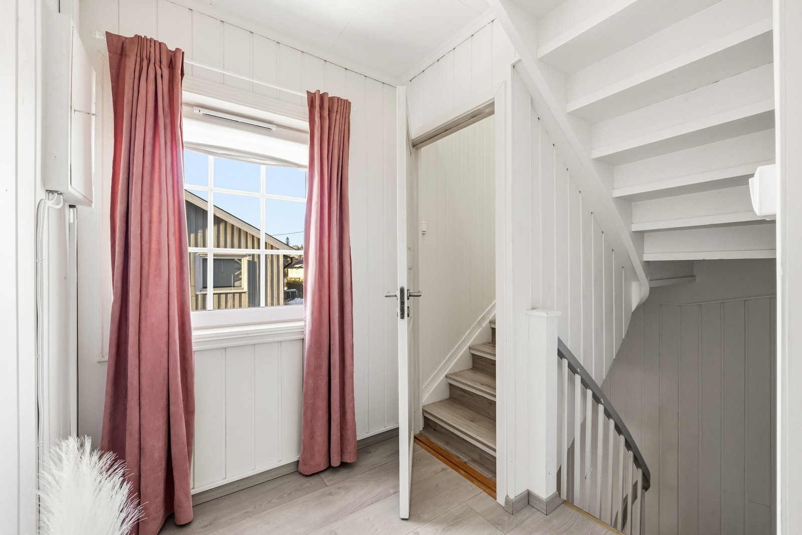 I boligens andre etasje finner vi de fire soverommene, samt vaskerom og baderom. Galleribilde