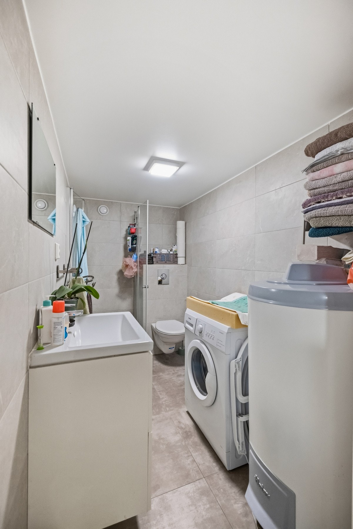 Selger har etablert to utleiedeler i kjeller. Disse er ikke godkjent for varig opphold eller søkt godkjent for varig opphold. Se punkt under ferdigattest. Galleribilde