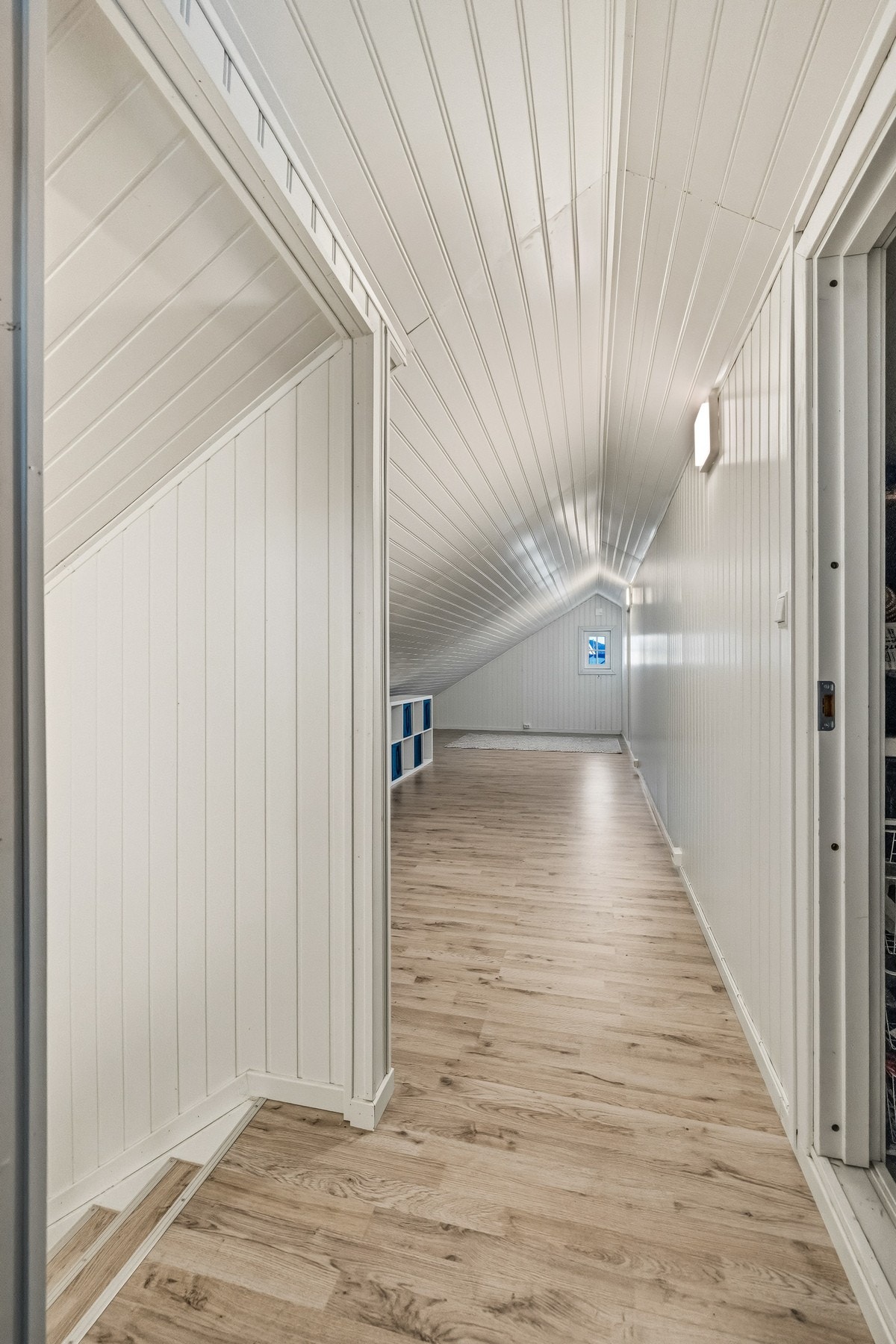 I loftsetasjen finner du et stort loftsrom, samt to boder. Galleribilde