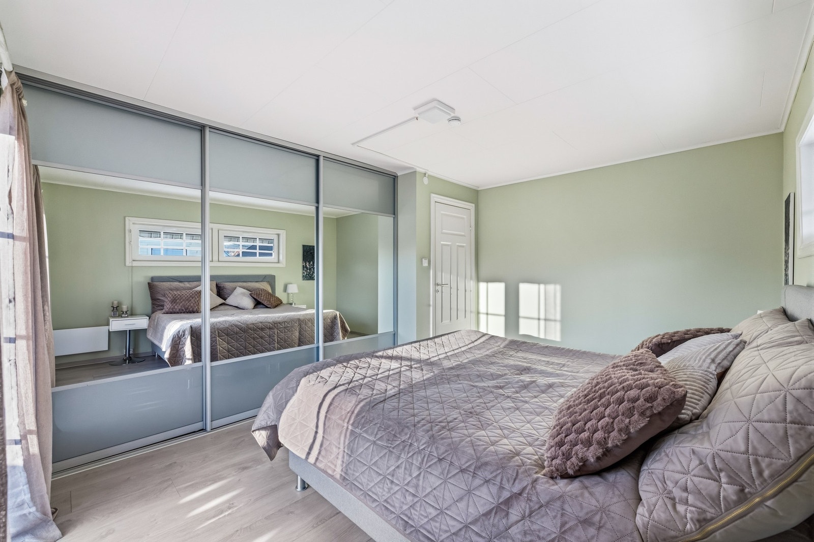 Det er gode muligheter for oppbevaring av klær i stor skyvedørsgarderobe som også har speilflater. Galleribilde