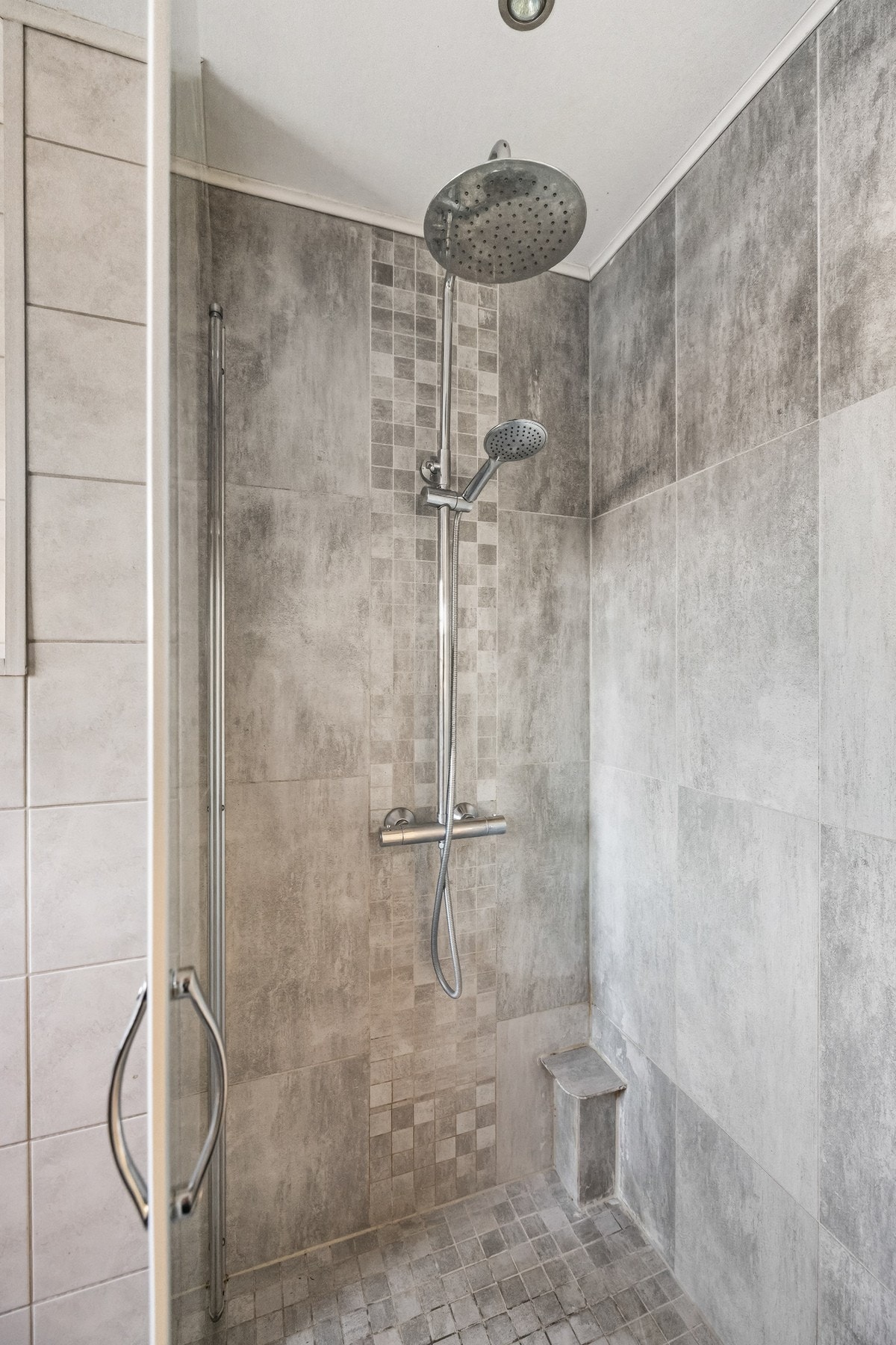 Høyskap og innredning med servant med ett-greps armatur, speil samt dobbel stikkontakt på vegg, der badet i 2.etasje har speil med belysning. Galleribilde