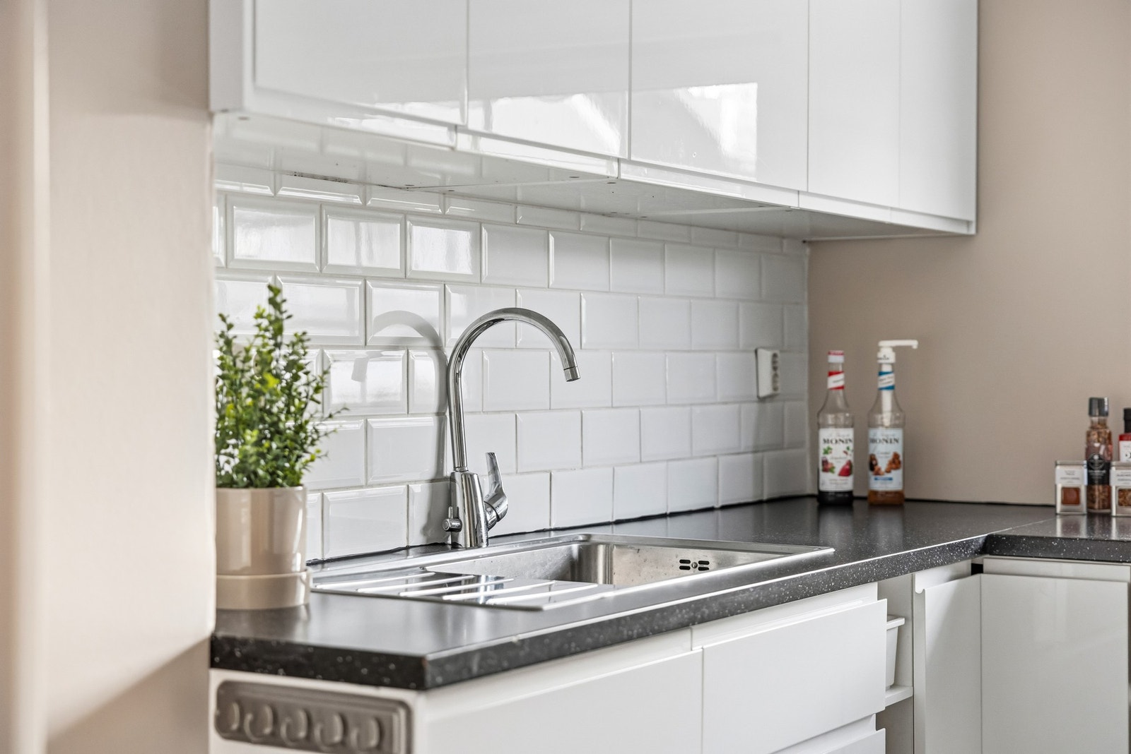 Waterguard system samt automatisk stengeventil er montert. Komfyrvakt under ventilator. Galleribilde