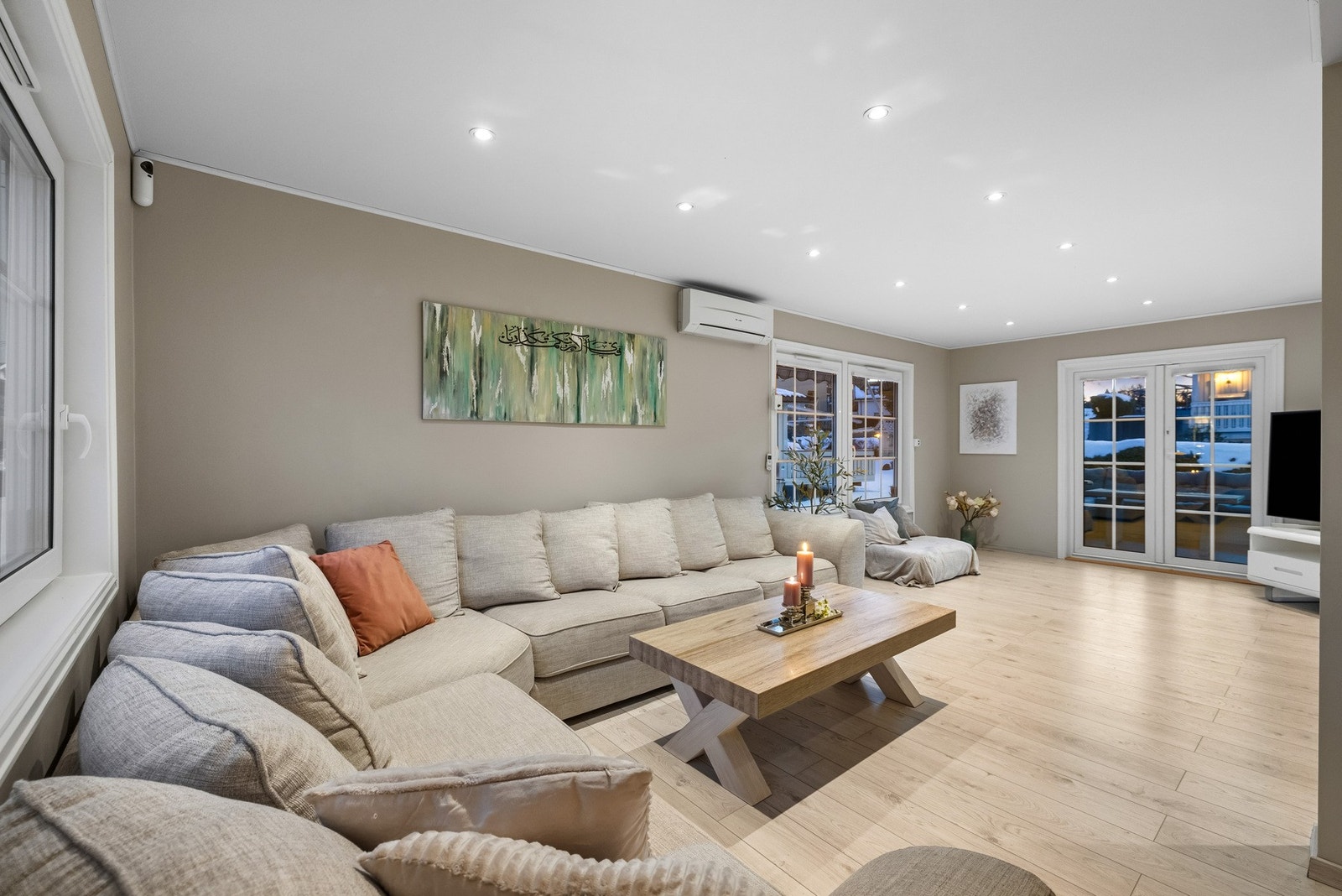 Rommet har laminat på gulvet, lysmalte vegger og hvitmalt himling med downlights . Galleribilde