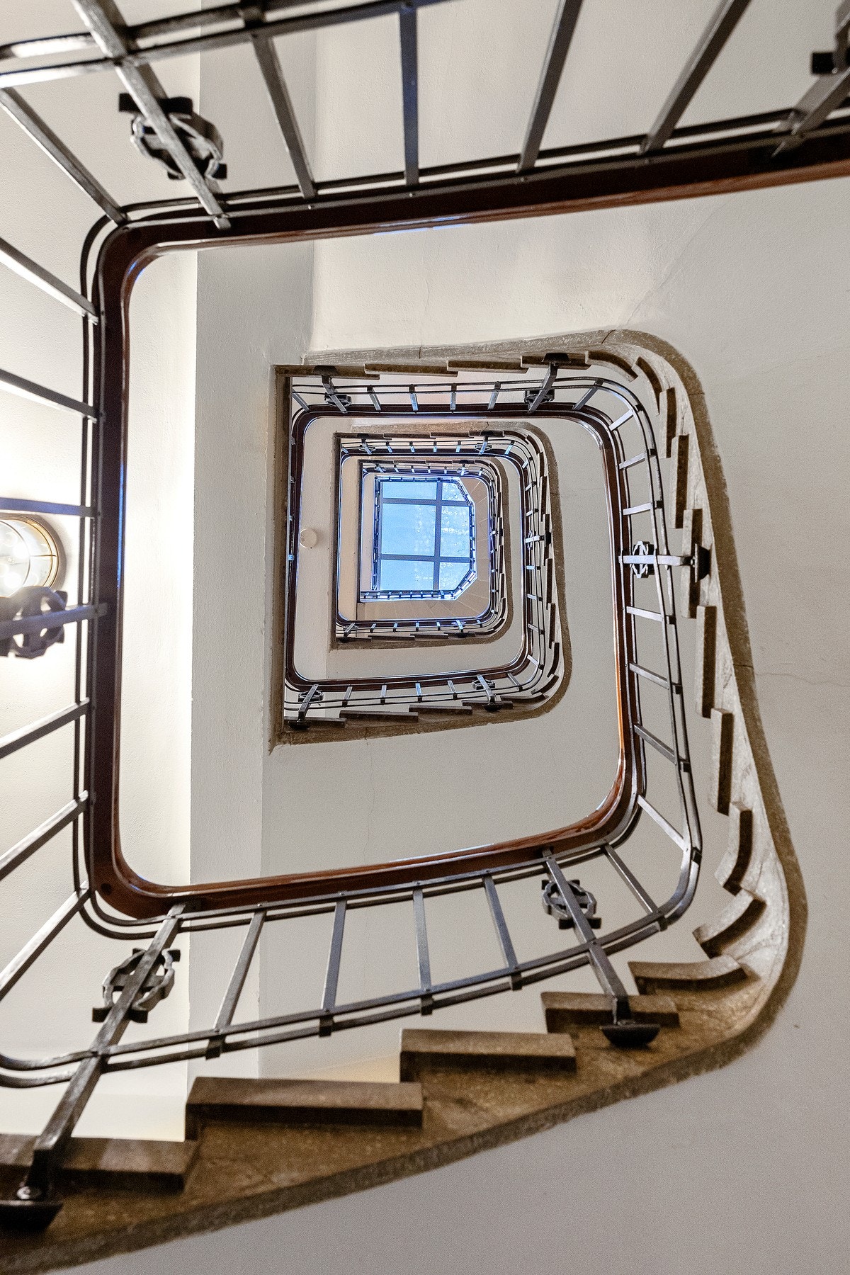 Detaljer fra det vakre trappeløpet i gården. Galleribilde