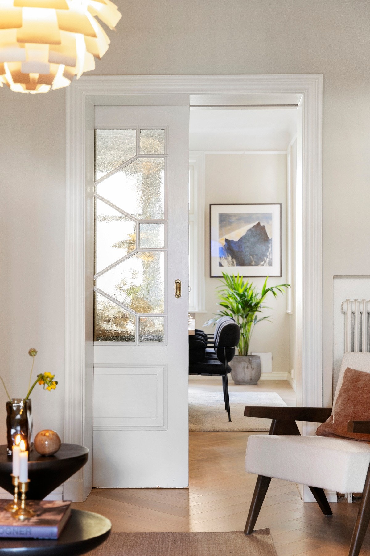 Klassiske detaljer i leiligheten som originale skyvedører. Galleribilde