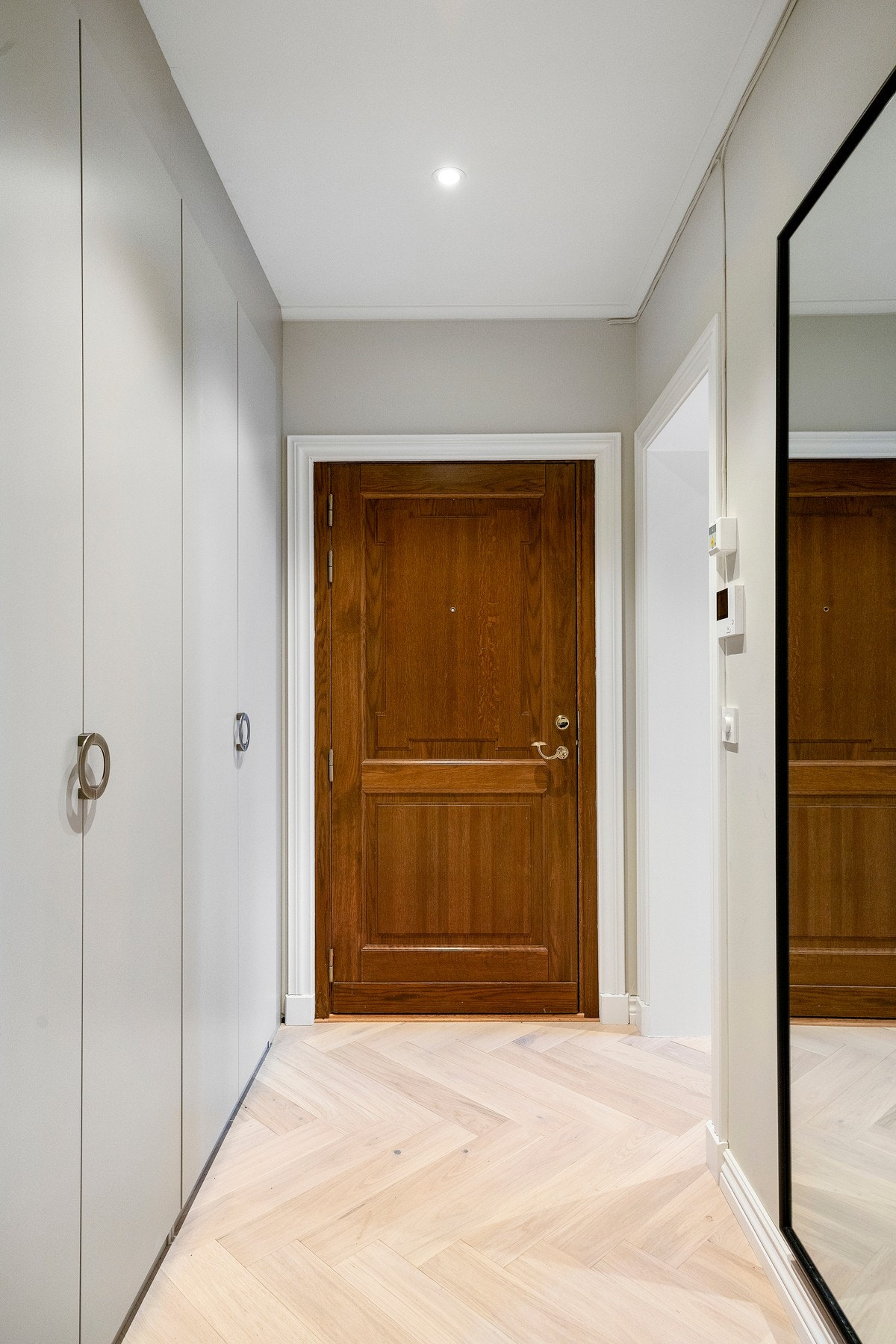 Velkommen inn ! Stor praktis garderobe i entréen. Galleribilde