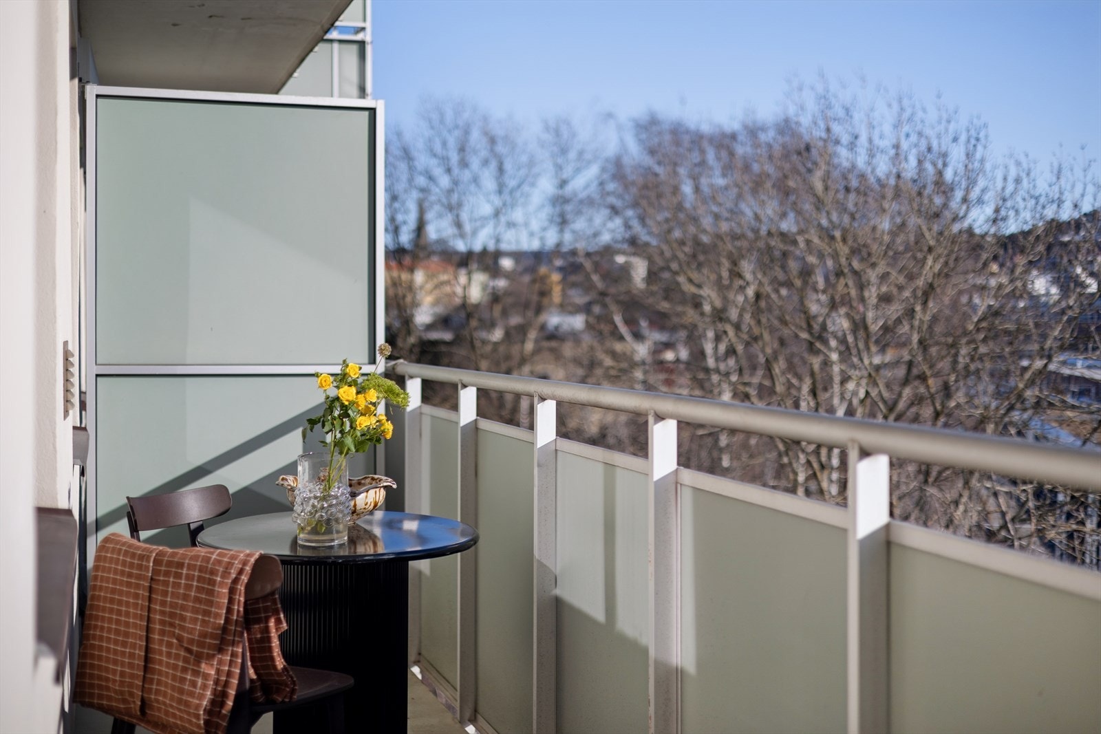 Den sørvendte balkongen på ca. 8 m² har god plass til en sittegruppe. Galleribilde