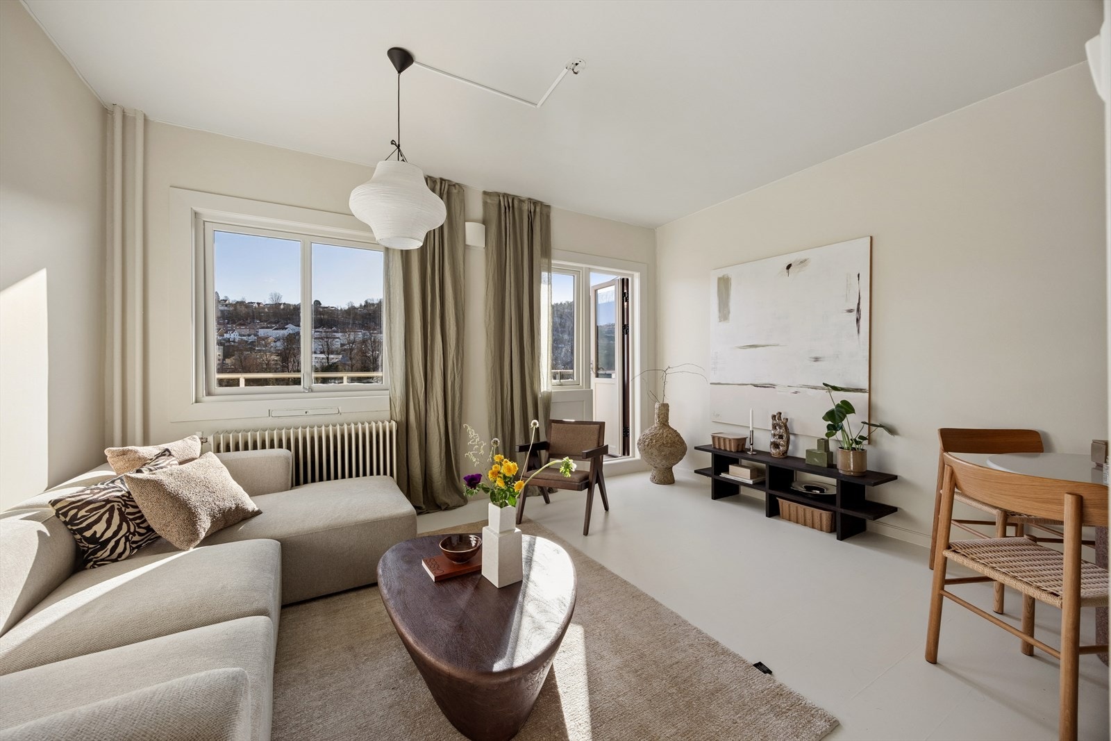 Stuen er et lyst og sentralt rom med malte, glatte flater og plass til sofagruppe. Galleribilde