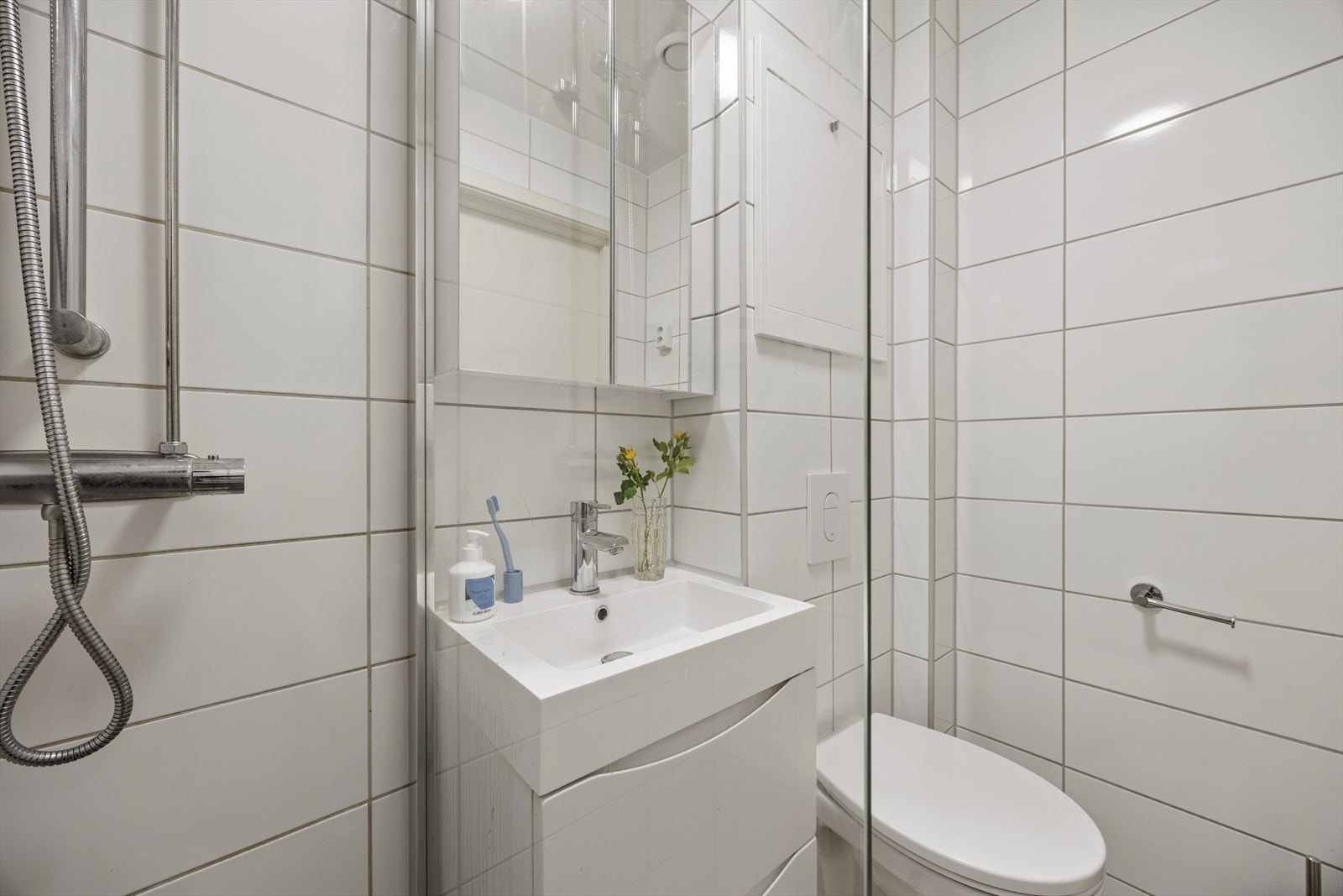 Badet har flislagt gulv med elektriske varmekabler, flislagte vegger og malt glatt himling. Galleribilde