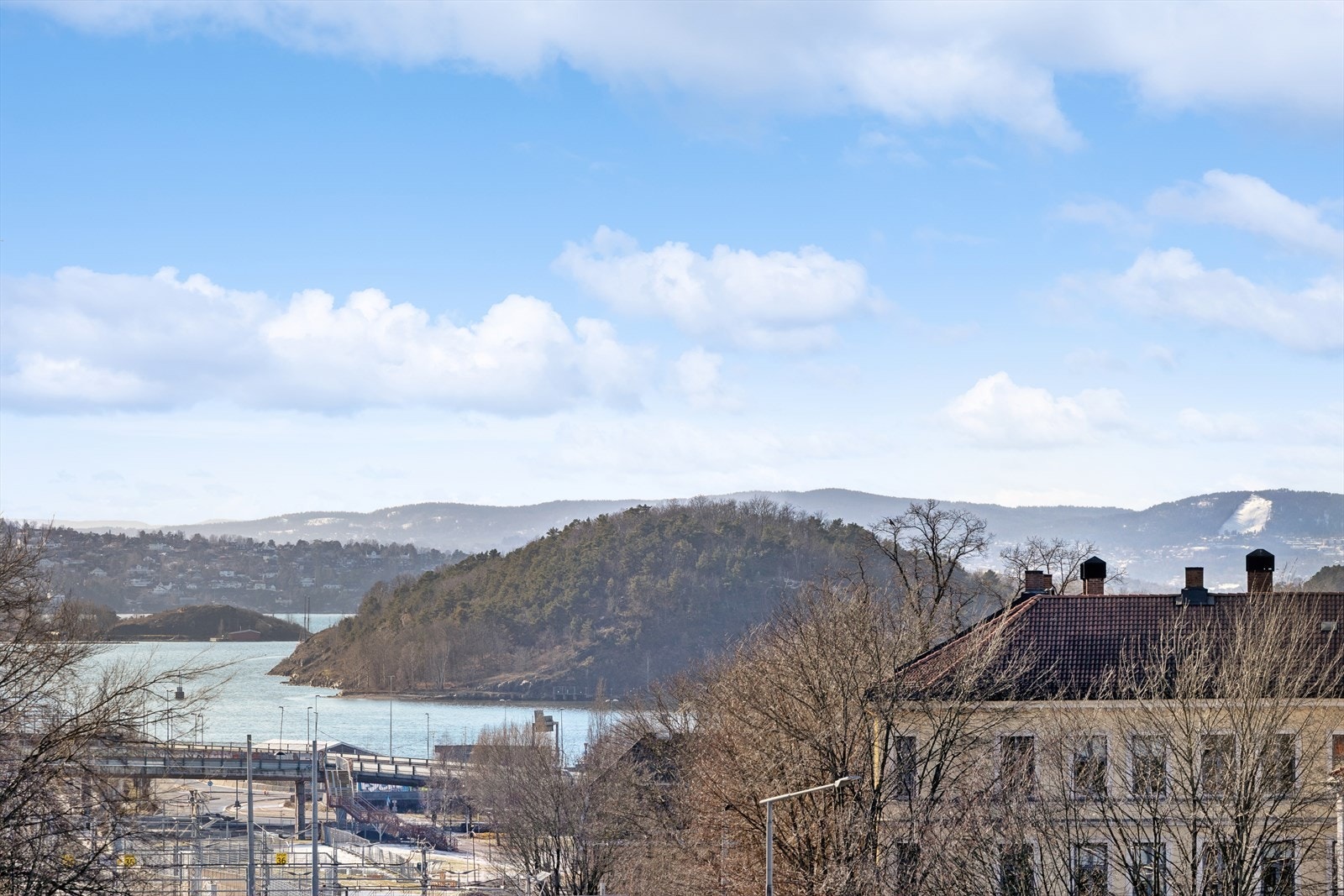 Fra balkongen kan man skimte Oslofjorden. Galleribilde