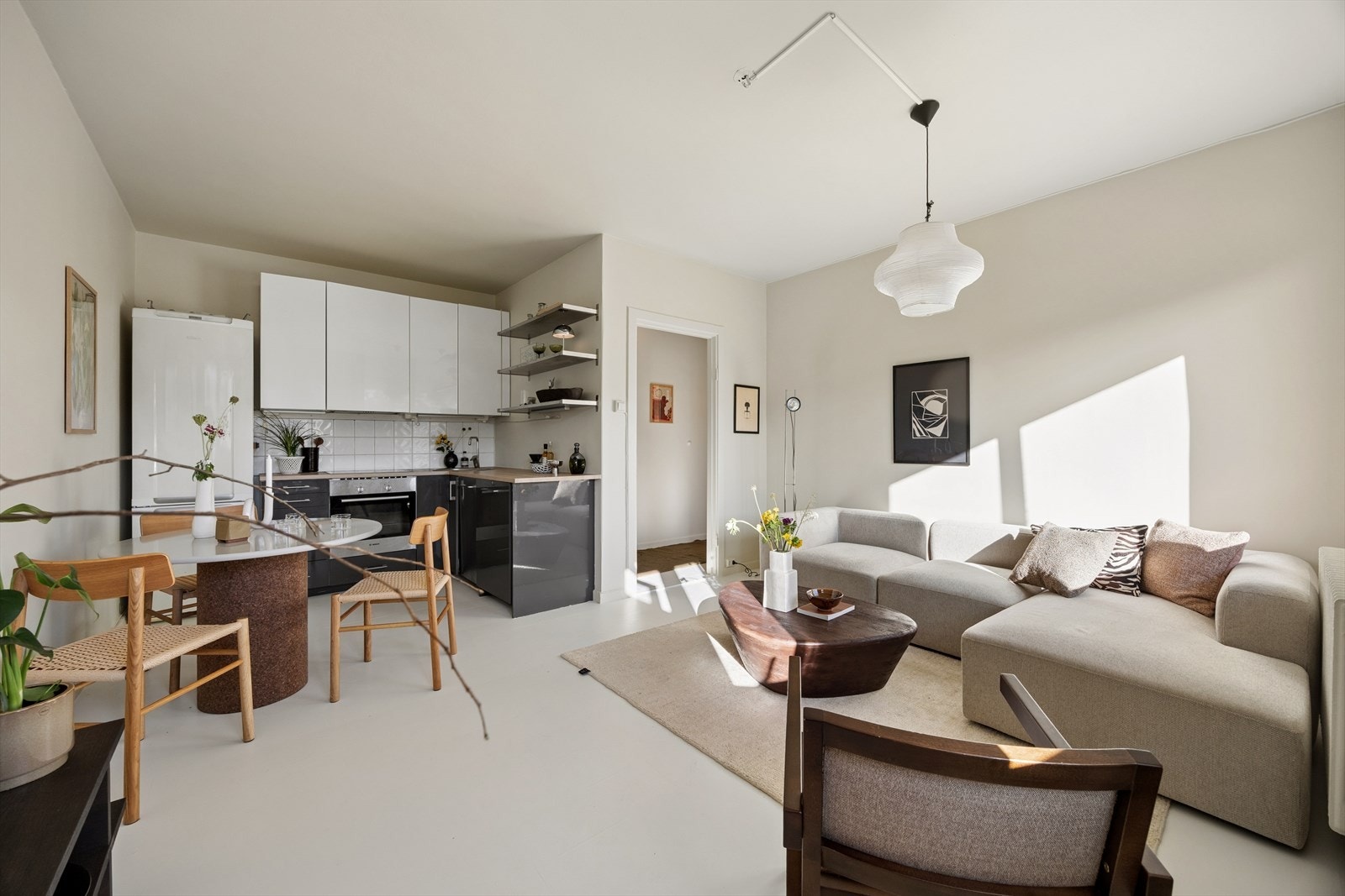 Leiligheten har en åpen stue- og kjøkkenløsning med plass til spisebord. Galleribilde