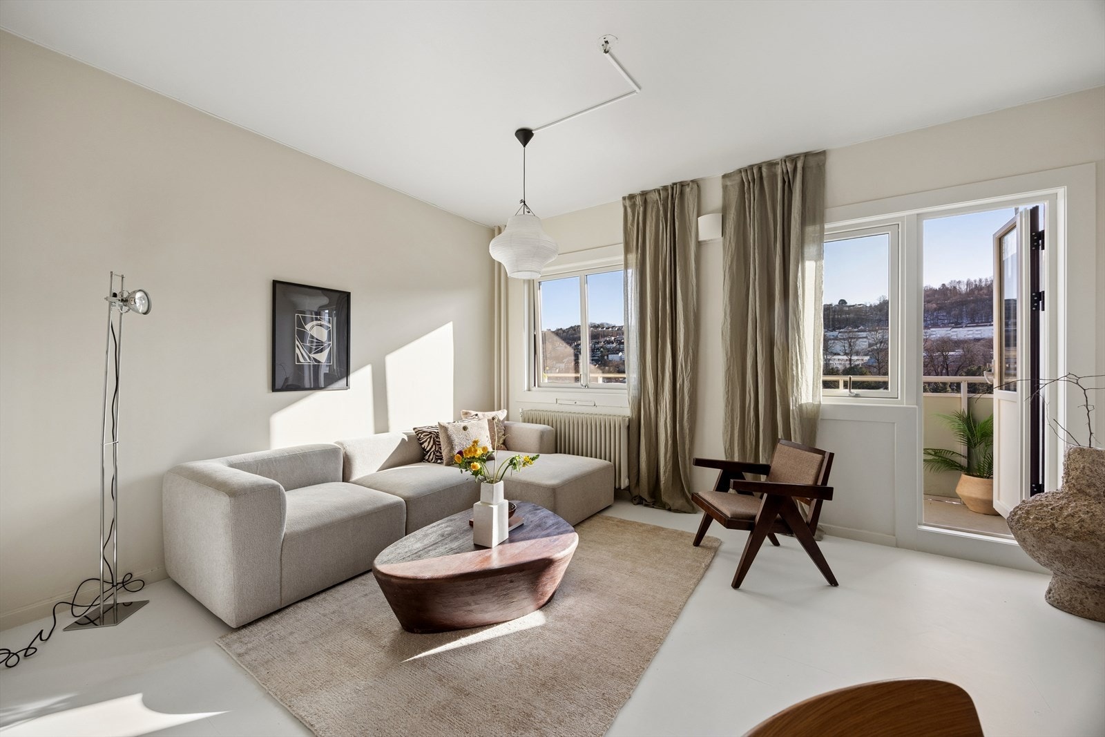 Leiligheten varmes opp med radiatorer tilknyttet bygningens felles vannbårne varmeanlegg. Galleribilde