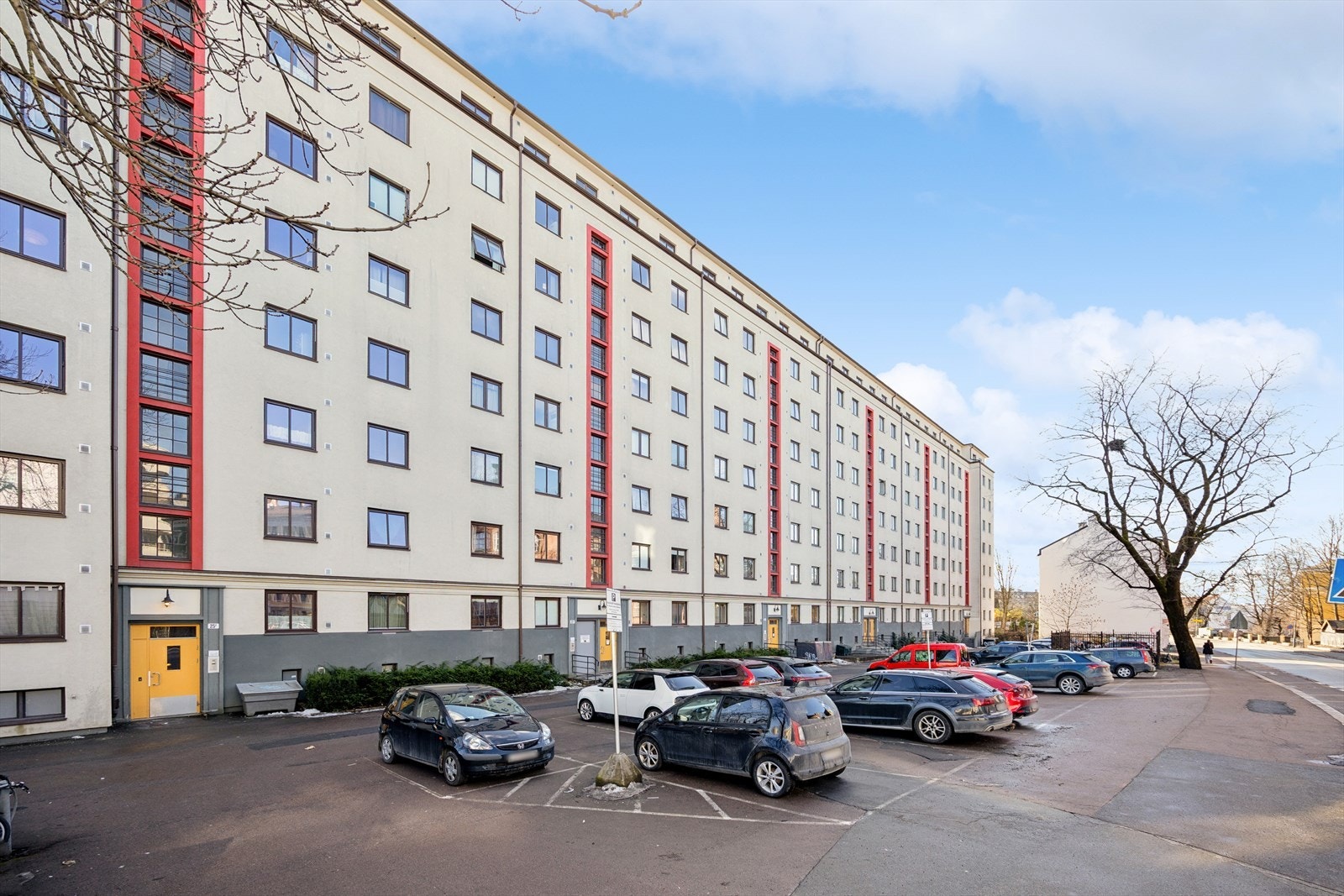 Det følger ikke fast parkeringsplass. Parkering skjer på oppmerkede plasser på asfaltert parkeringsplass/gårdsplass, men det er ikke faste plasser. Parkeringsbevis utstedes av styret mot et depositum på kr 500. Galleribilde