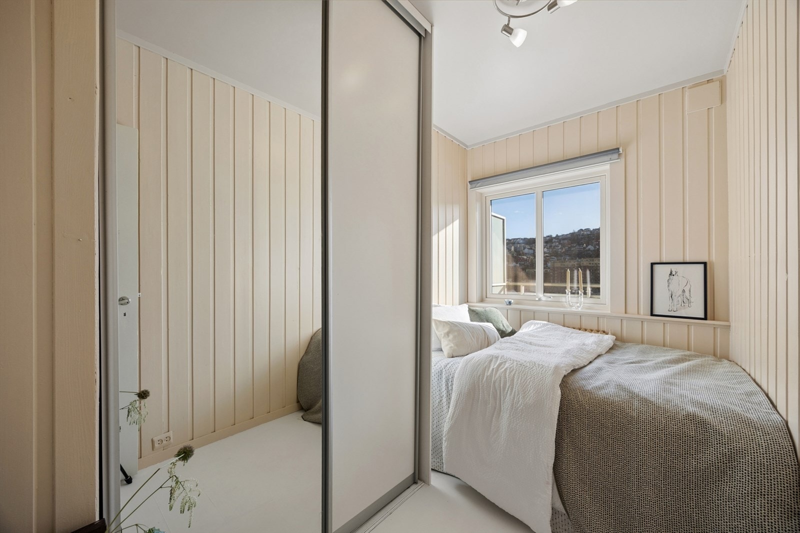 Soverommet har en romslig skyvedørsgarderobe med speilfronter for god oppbevaring. Galleribilde