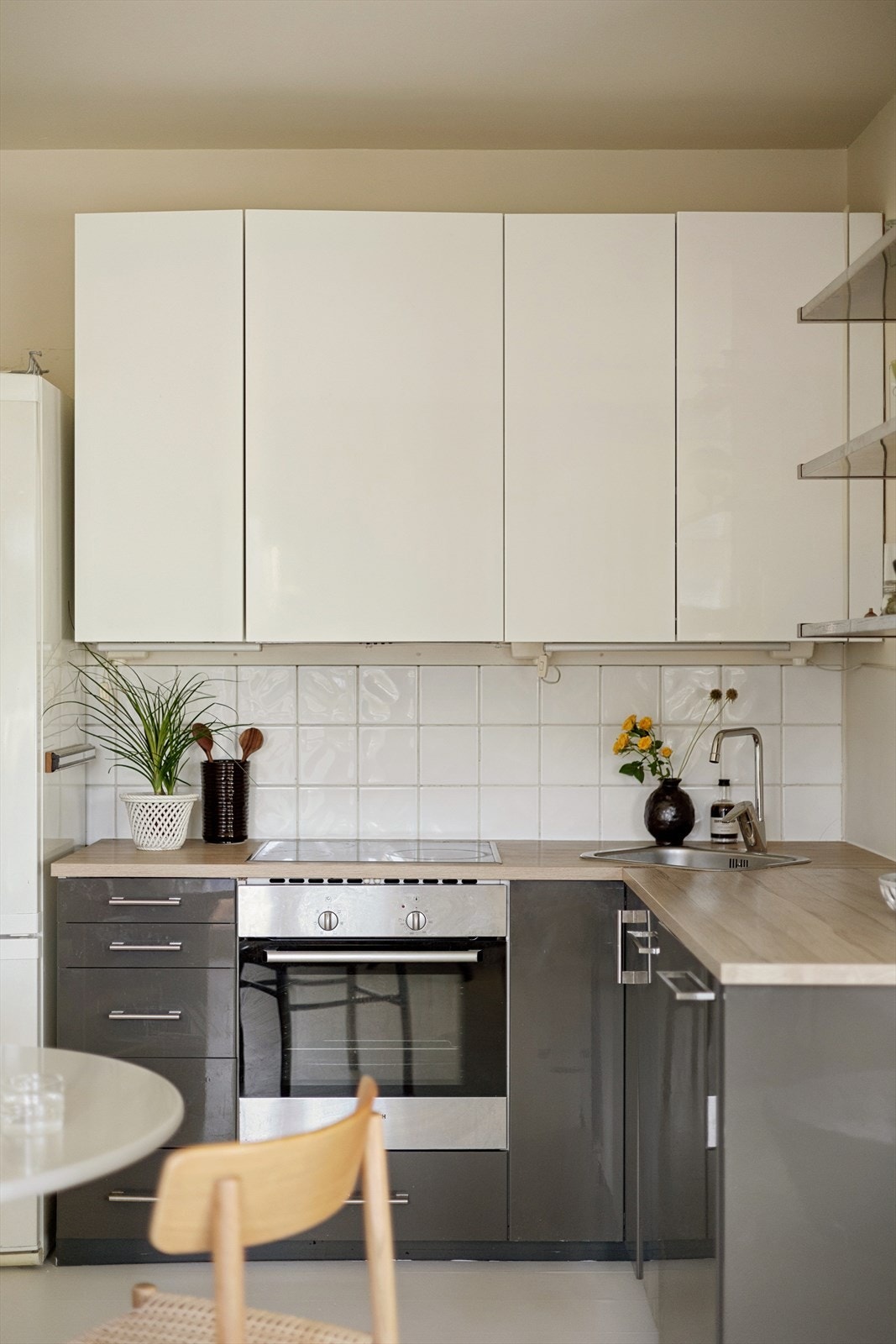 Det er fliser på veggen over kjøkkenbenken og et vannstoppsystem er montert for ekstra sikkerhet. Galleribilde