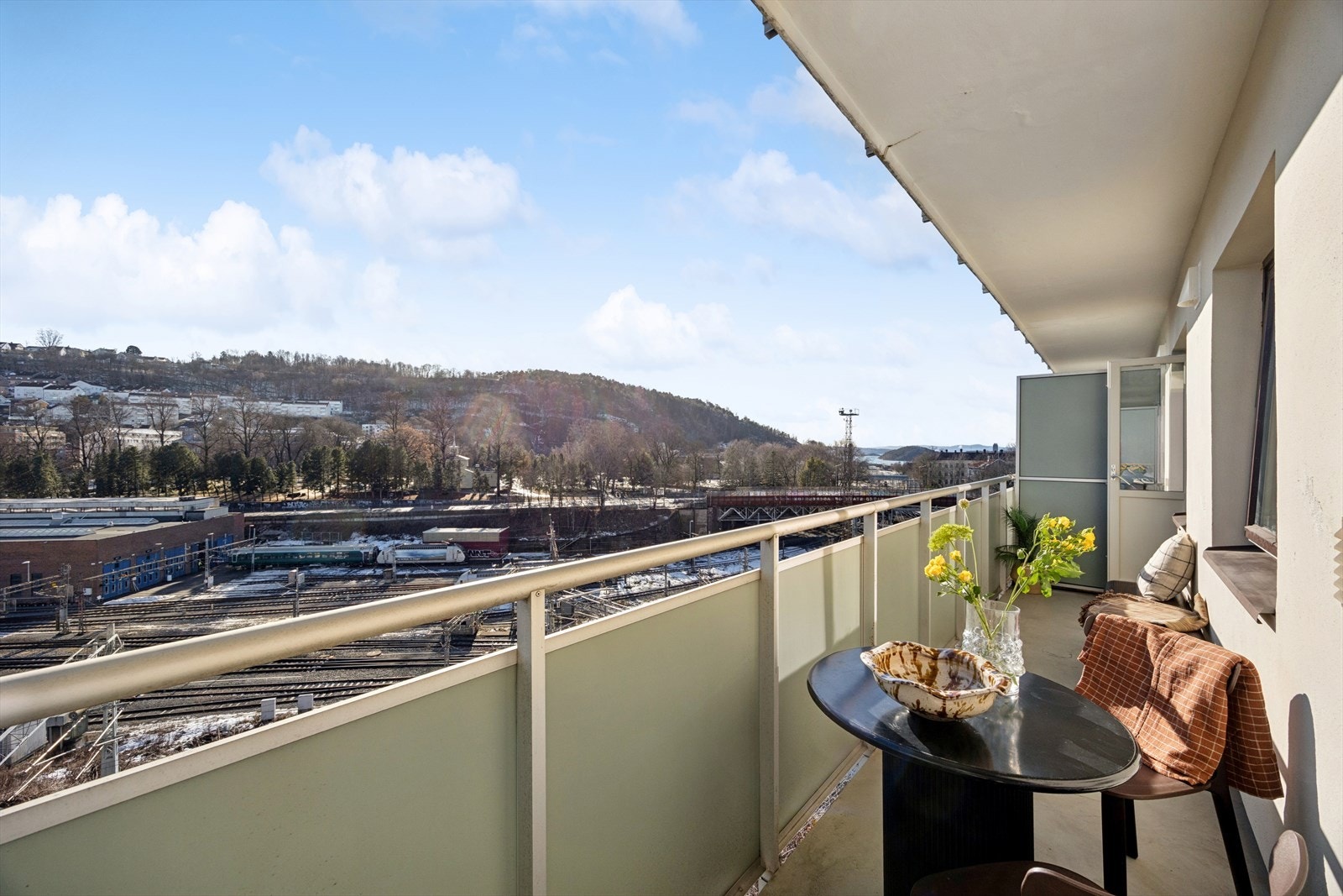 Dette er en lys og arealeffektiv 2-roms eierleilighet i 5. etasje med heis og sørvendt balkong. Galleribilde