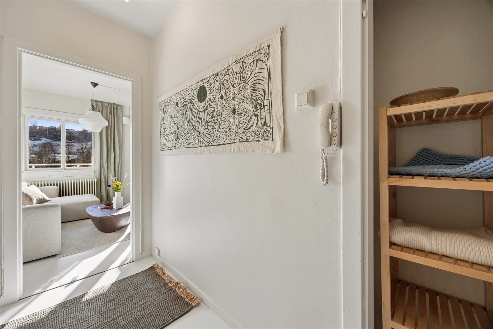 Entréen er utstyrt med dørtelefon med portåpner. Det medfølger en bod i kjelleren på ca. 3 m². Galleribilde