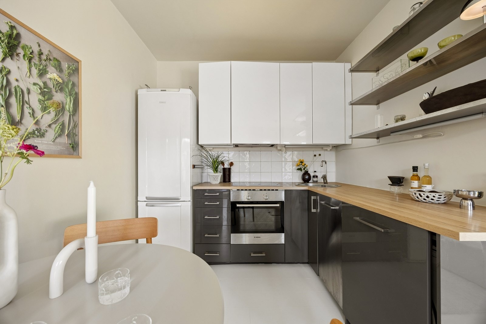 Kjøkkenet er utstyrt med integrert stekeovn, nedfelt platetopp og ventilator med kullfilter. Galleribilde