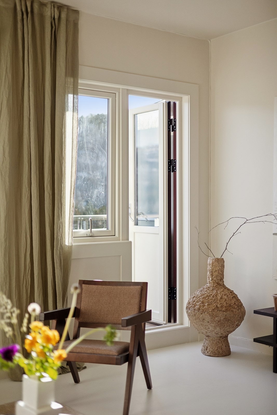 Fra stuen er det direkte utgang til balkongen via en ny balkongdør fra 2023. Galleribilde