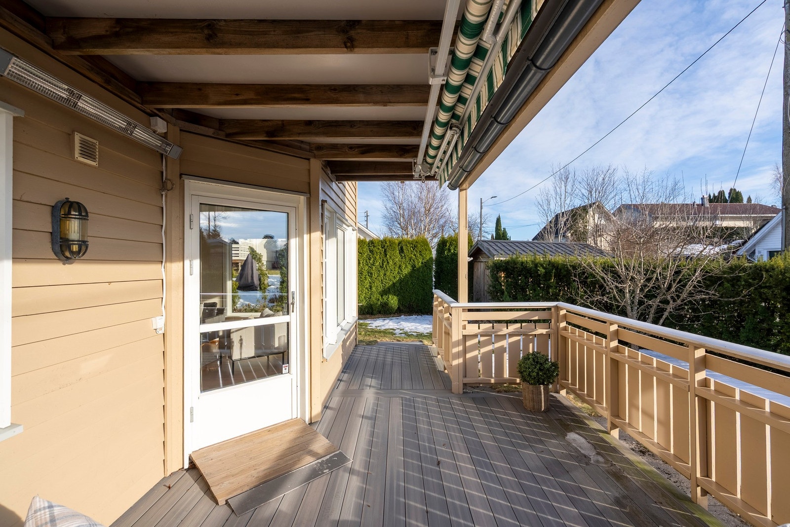 Delvis overbygget terrasse med svært gode solforhold Galleribilde