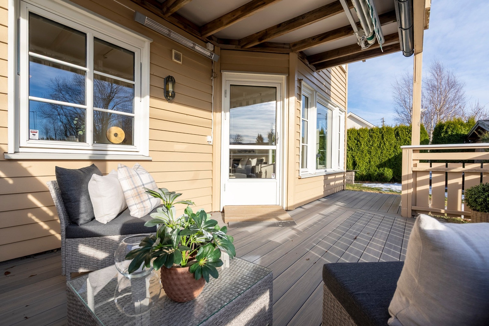 Koselig uteplass med gode solforhold Galleribilde