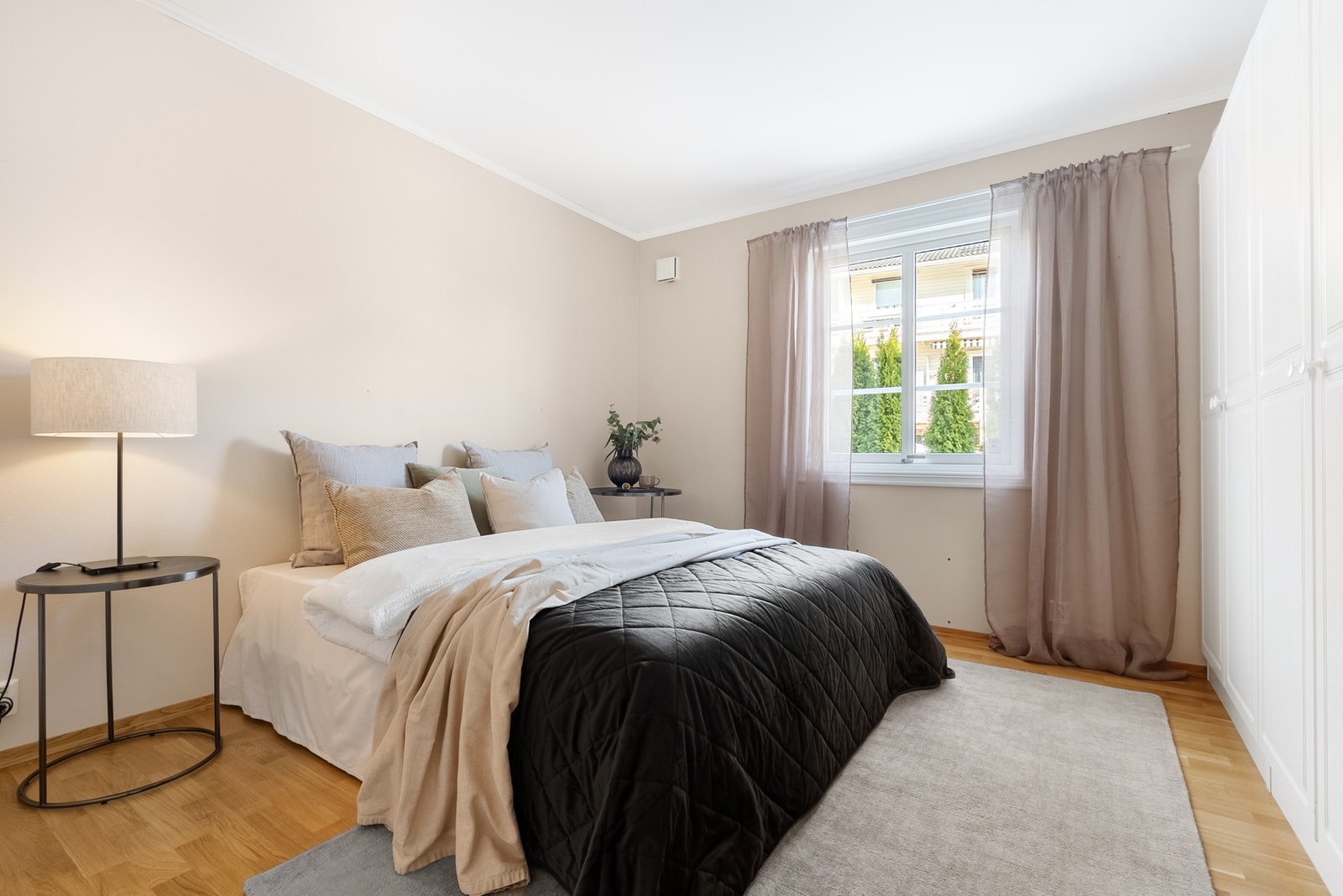 Et behagelig soverom med god størrelse, fine lysforhold og oppbevaring i garderobeskap Galleribilde