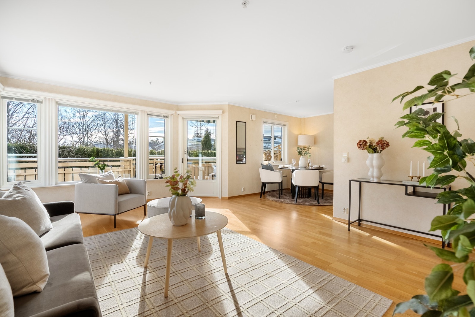 Stuen består av store vindusflater som gir en behagelig og åpen romfølelse Galleribilde