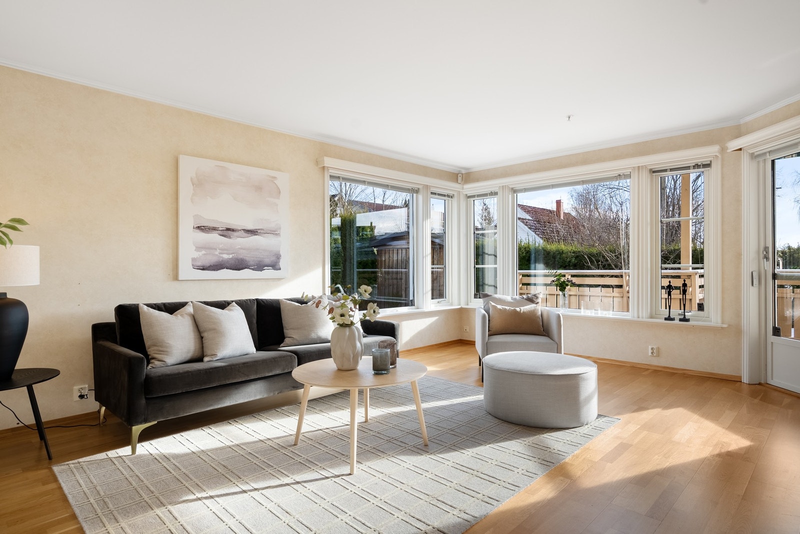 God plass til sofagruppe med tilhørende møblement Galleribilde