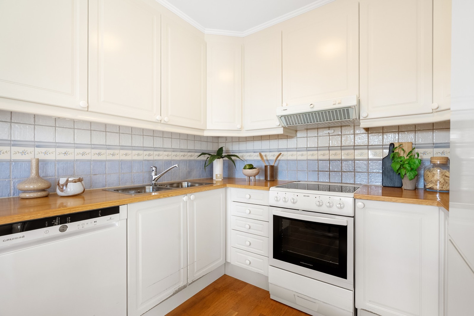 Kjøkkenet har godt med oppbevaringsplass i både over- og underskap Galleribilde