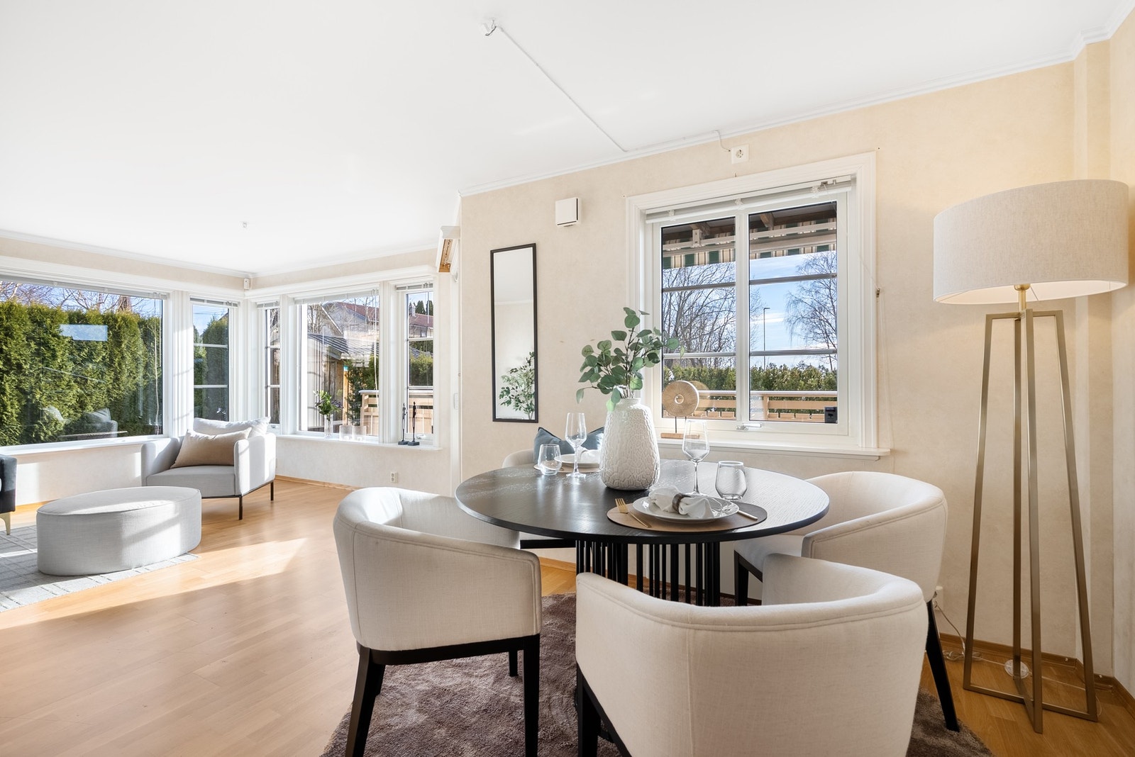 Videre har du en koselig spisestue i tilknytning til kjøkken og stue Galleribilde