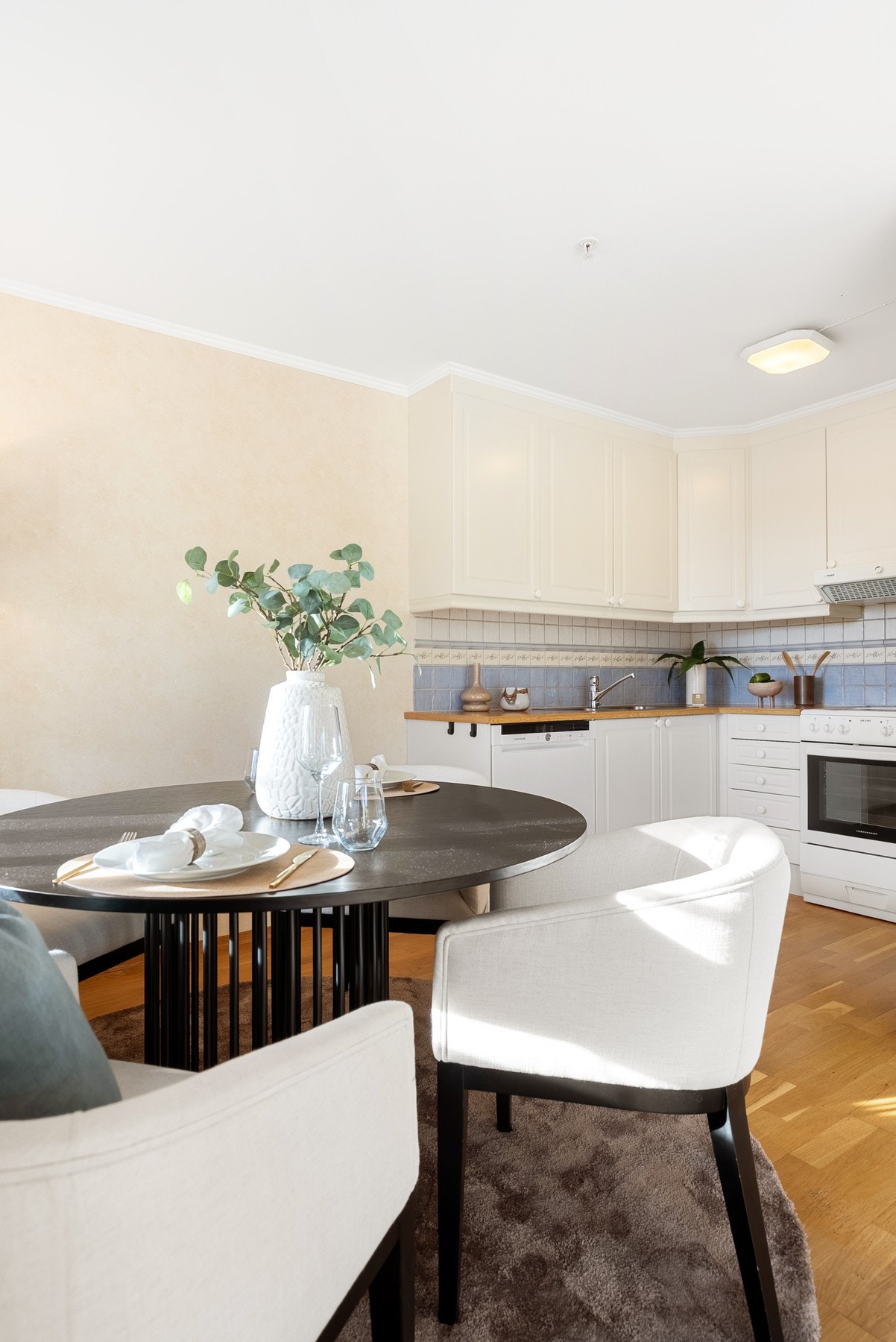 Kjøkkenet ligger i en delvis åpen løsning innenfor stuen Galleribilde