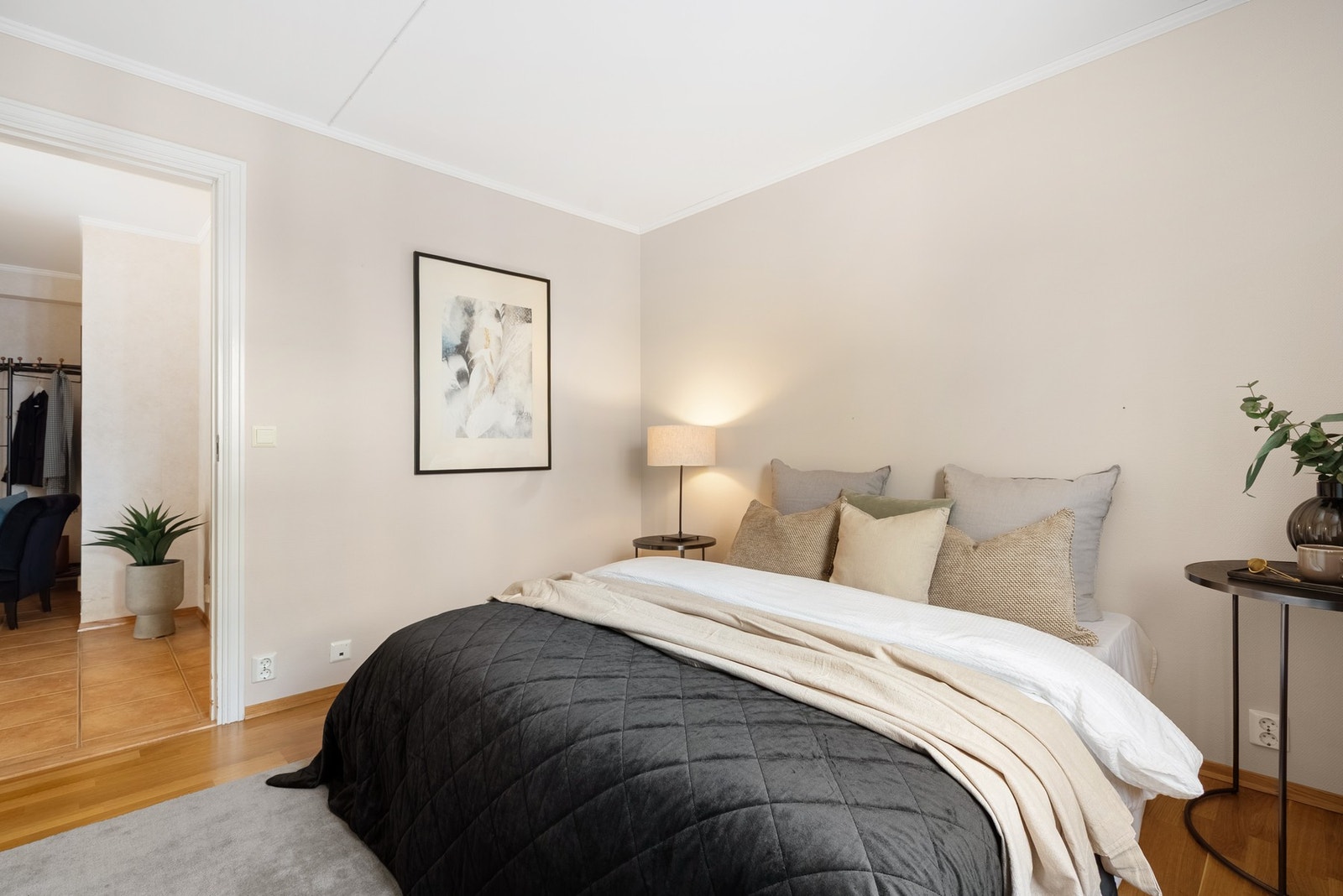 Her har du god plass til dobbeltseng og nattbord Galleribilde