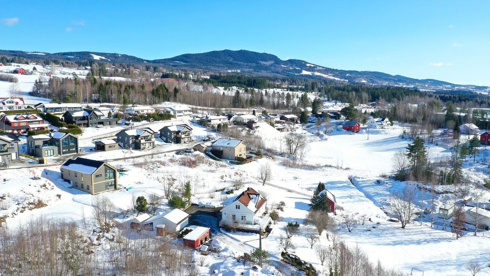 Jaren stasjon har en kjøreavstand på ca. 5 minutter, med gode kommunikasjonsmuligheter for pendlere til Oslo med hyppige avganger. Nærmeste bussholdeplass er bare 10 minutters gange fra boligen. Galleribilde