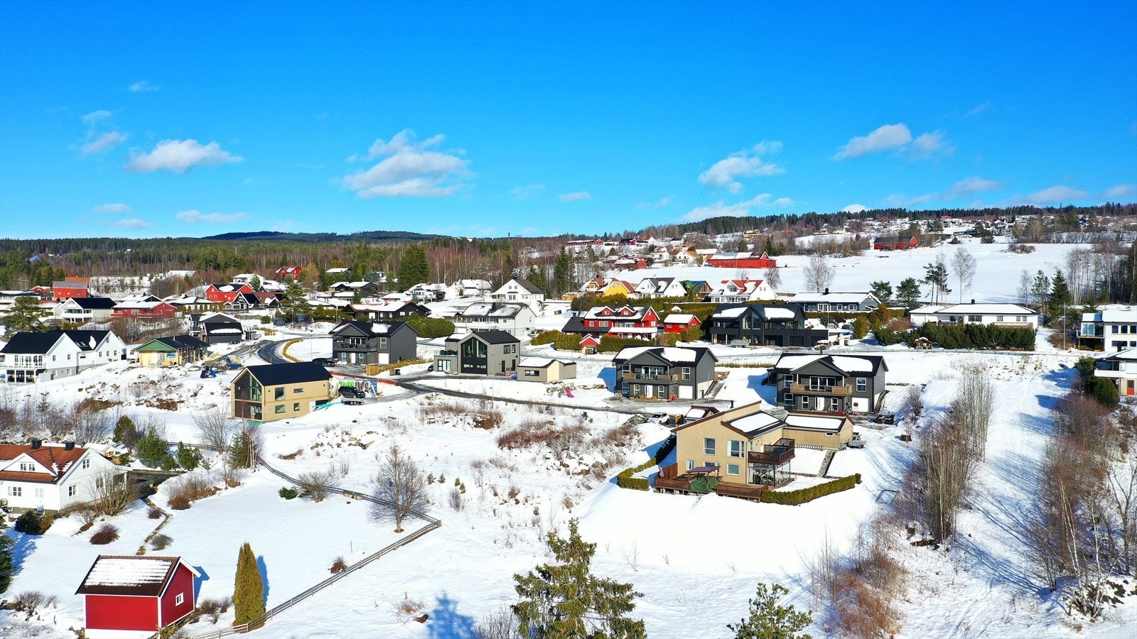 Liengvegen 11, ligger i et barnevennlig område, i et nyere boligfelt. Galleribilde