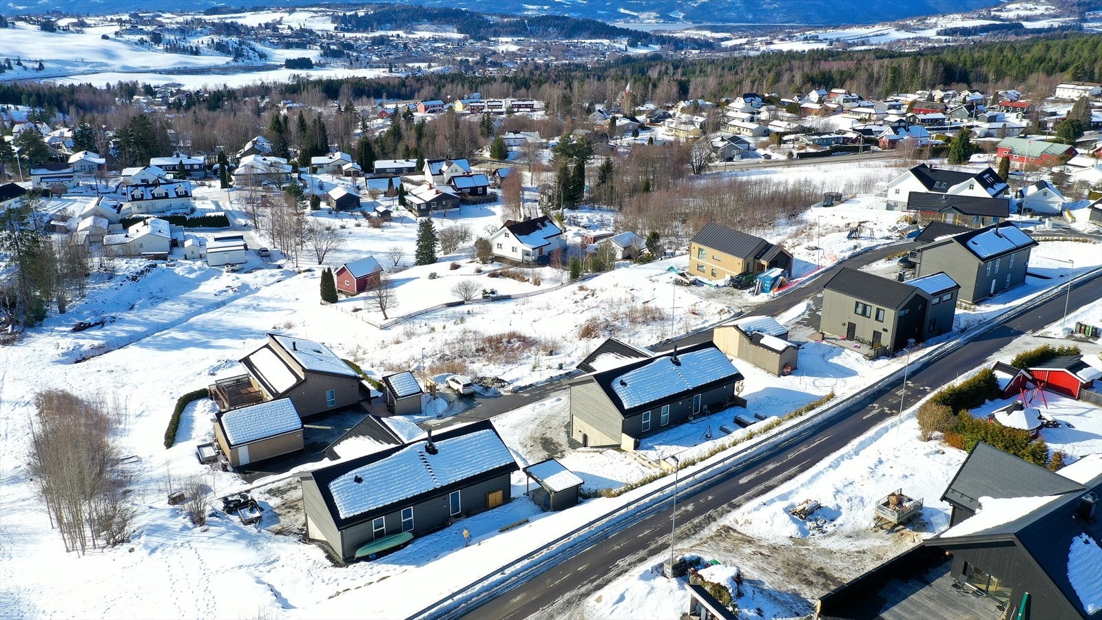 Gangavstand til både barnehage og barneskole. Boligen ligger 4 km fra Brandbu sentrum hvor du har alt av fasiliteter. Galleribilde