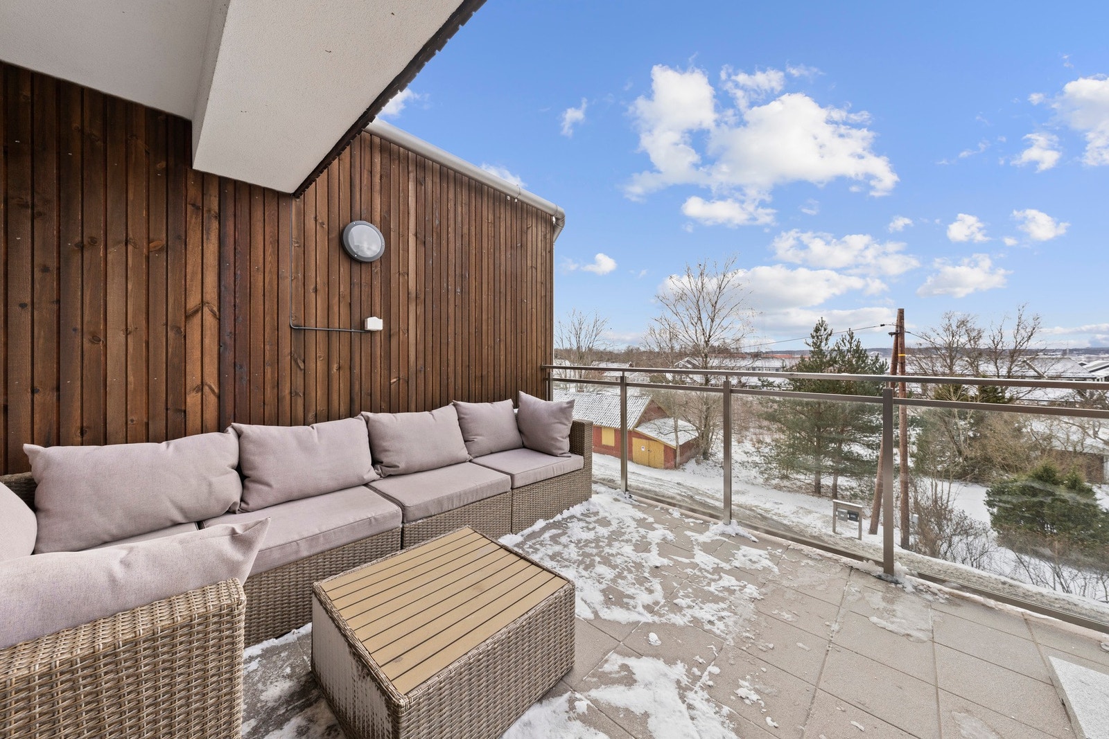 Fra stuen er det utgang til en sydvestvendt balkong på ca. 15 m² som gir gode solforhold og fin plass til utemøbler, perfekt for hyggelige stunder utendørs. Galleribilde