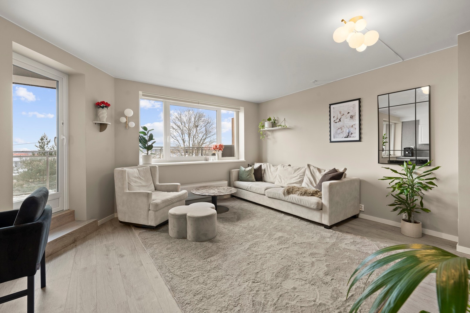 De store vindusflatene gir godt med naturlig lys og bidrar til en åpen og behagelig romfølelse gjennom hele leiligheten. Galleribilde