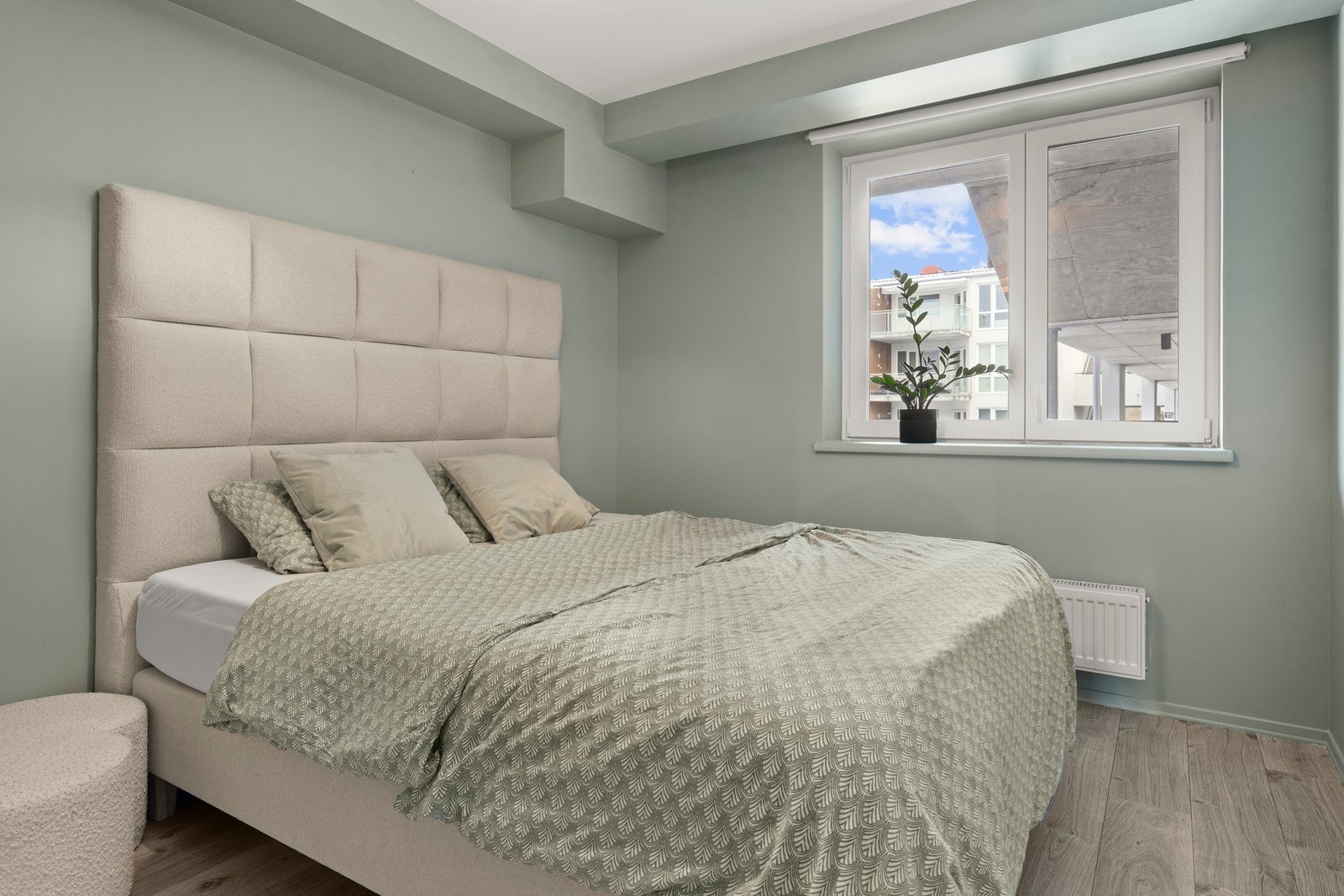 Romslig og lunt soverom med god plass til dobbeltseng og tilhørende møblement. God vindusflate sikrer rikelig med naturlig lysinnslipp. Galleribilde