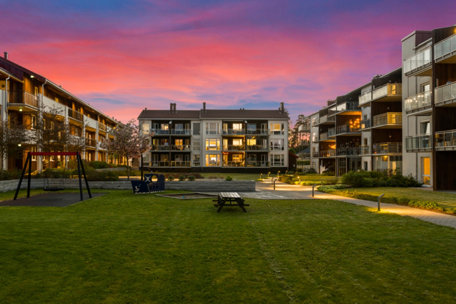 Fellesarealene i Rygge Atrium er pent opparbeidet med variert beplantning, sittegrupper, hyggelige gangveier og en skjermet lekeplass - et trivelig uteområde for både store og små. Galleribilde