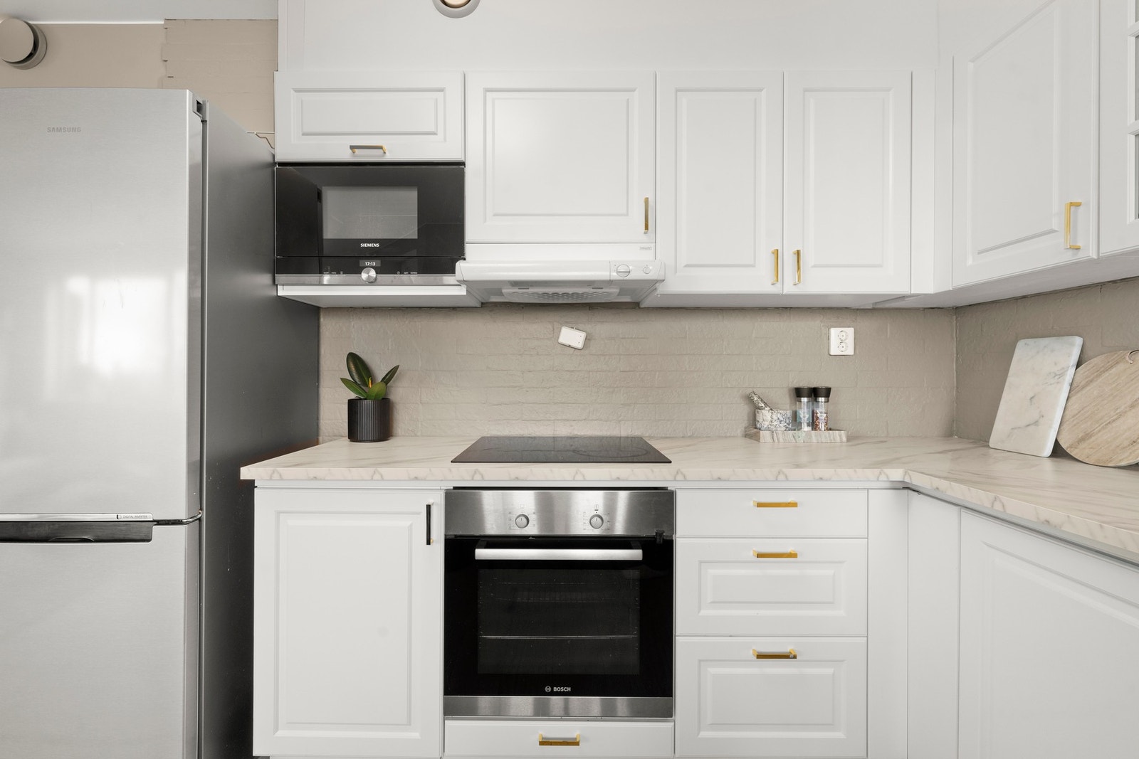 Kjøkkenet er godt utstyrt med integrerte og frittstående hvitevarer som kjøl-/fryseskap, oppvaskmaskin, komfyr, platetopp og mikro. Det er også installert både komfyrvakt og vannstoppsystem for ekstra trygghet i hverdagen. Nedfelt vask med ettgreps blande Galleribilde