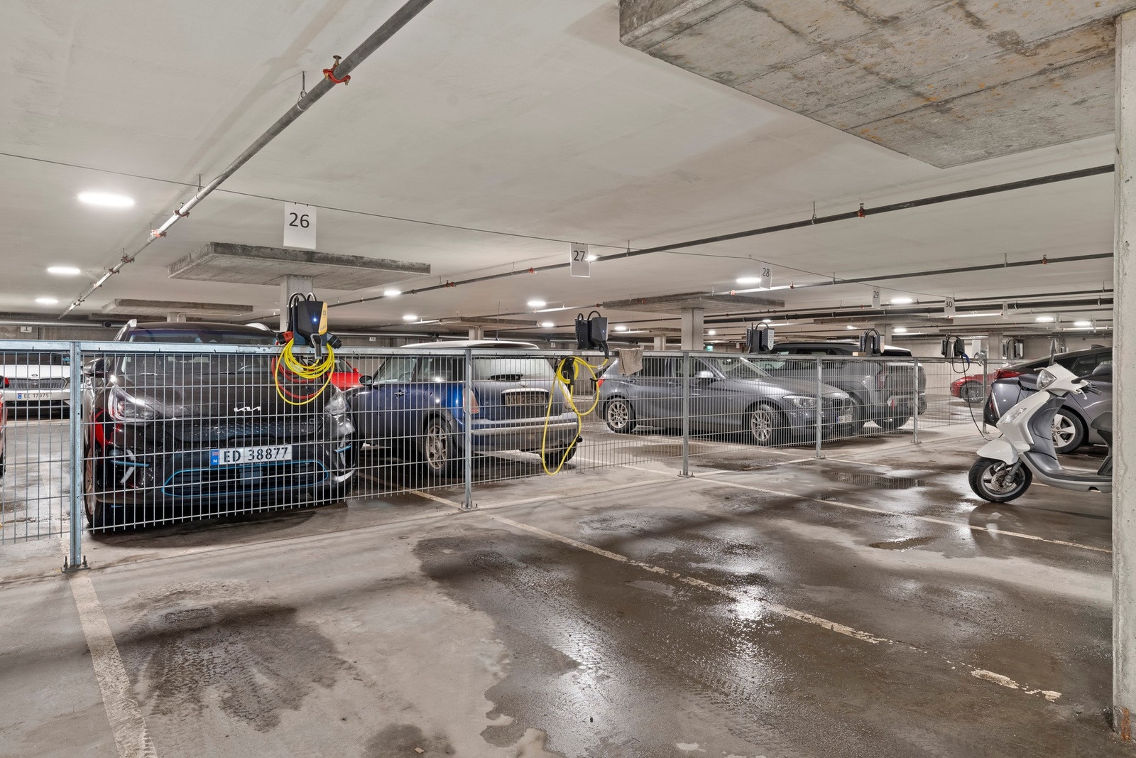 Leiligheten disponerer fast plass i felles, lukket garasjeanlegg. Installert lader fra Aneo. Galleribilde