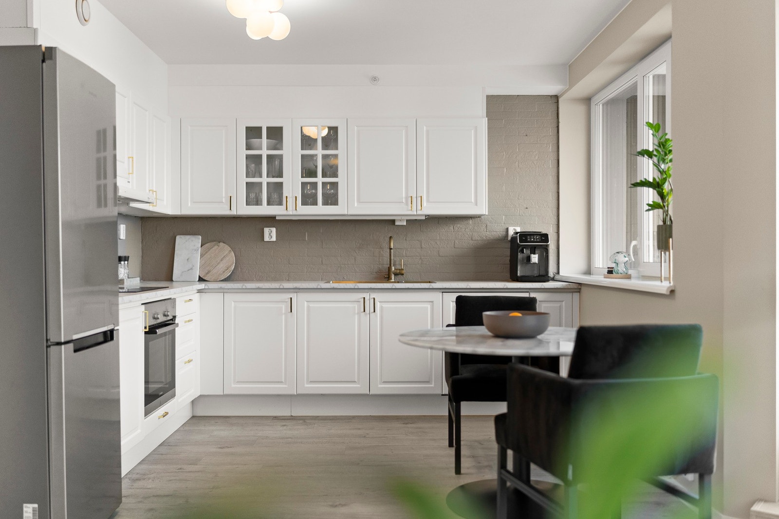 Meget romslig og gjennomgående 2-roms leilighet med god planløsning og moderne standard - perfekt for deg som verdsetter romslighet, funksjonalitet og et lunt hjemmemiljø. Galleribilde