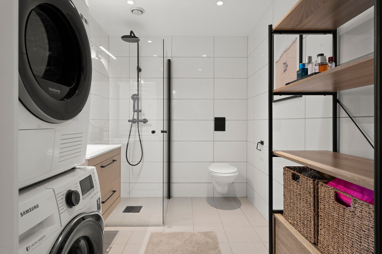 Delikat, helfliset bad med varmekabler i gulvet, innfelte spotter i taket og balansert ventilasjon. Badet er praktisk innredet med vegghengt toalett, dusjnisje, servant og opplegg til vaskemaskin. Galleribilde