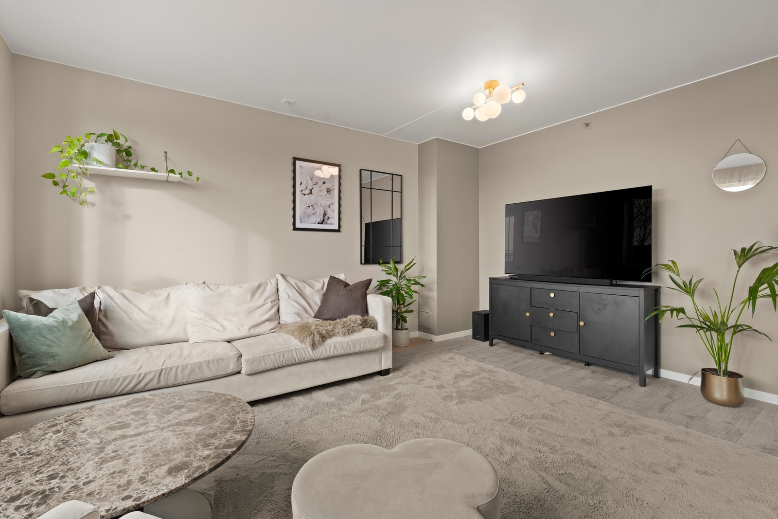 Leiligheten er smart planlagt og delt inn i gode og naturlige soner som gir en funksjonell planløsning med tydelig oppdeling mellom oppholdsrom, spiseplass og kjøkken. Galleribilde